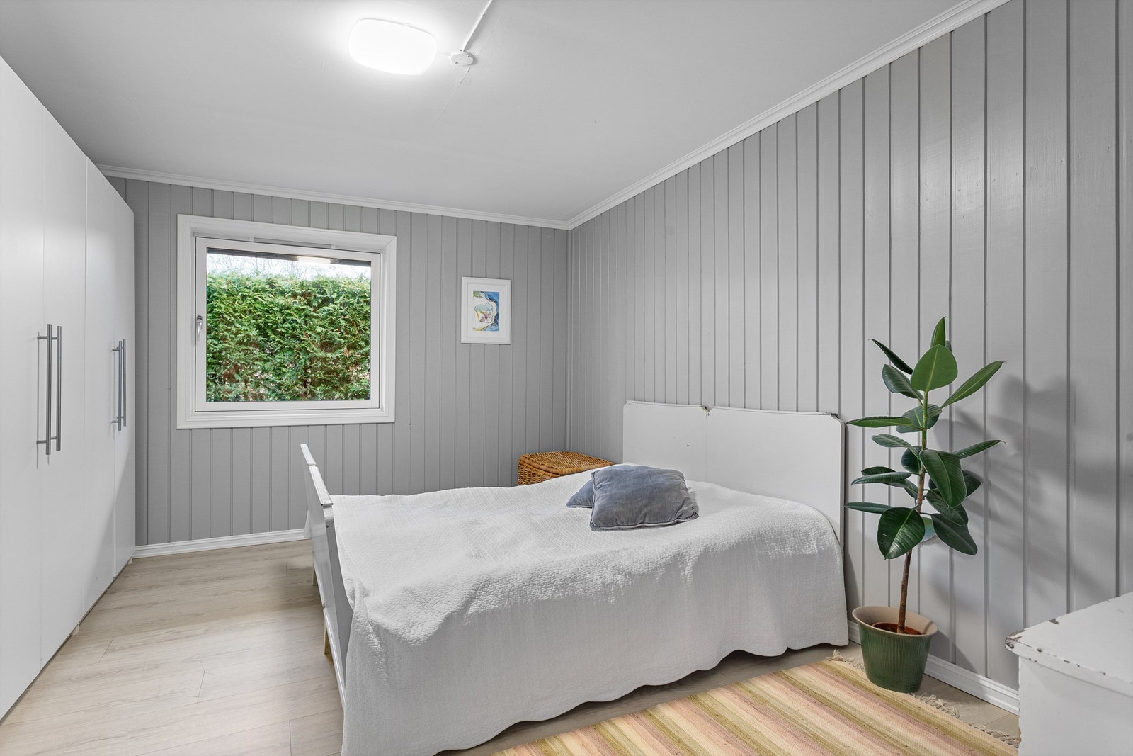 Soverom 5 med garderobeløsning i hvit og glatt utførelse Galleribilde