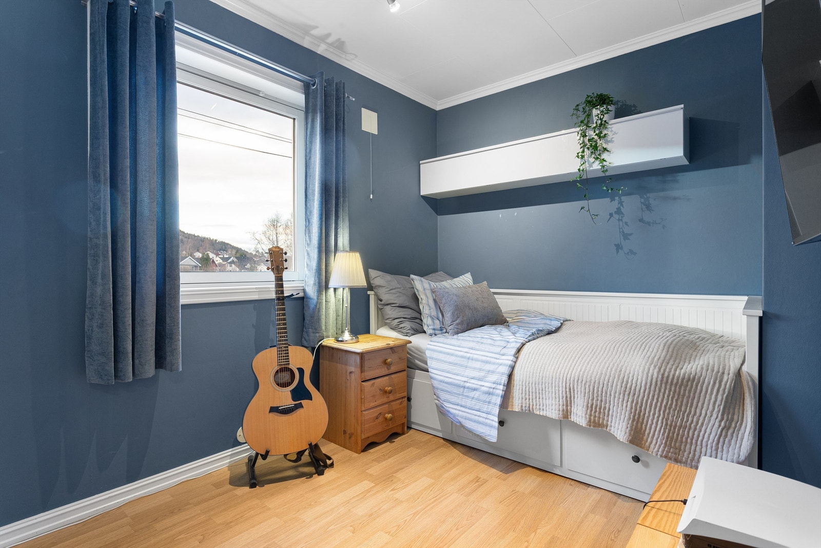 Soverom 1 med parkett på gulv, malte vegger og plater i himling Galleribilde