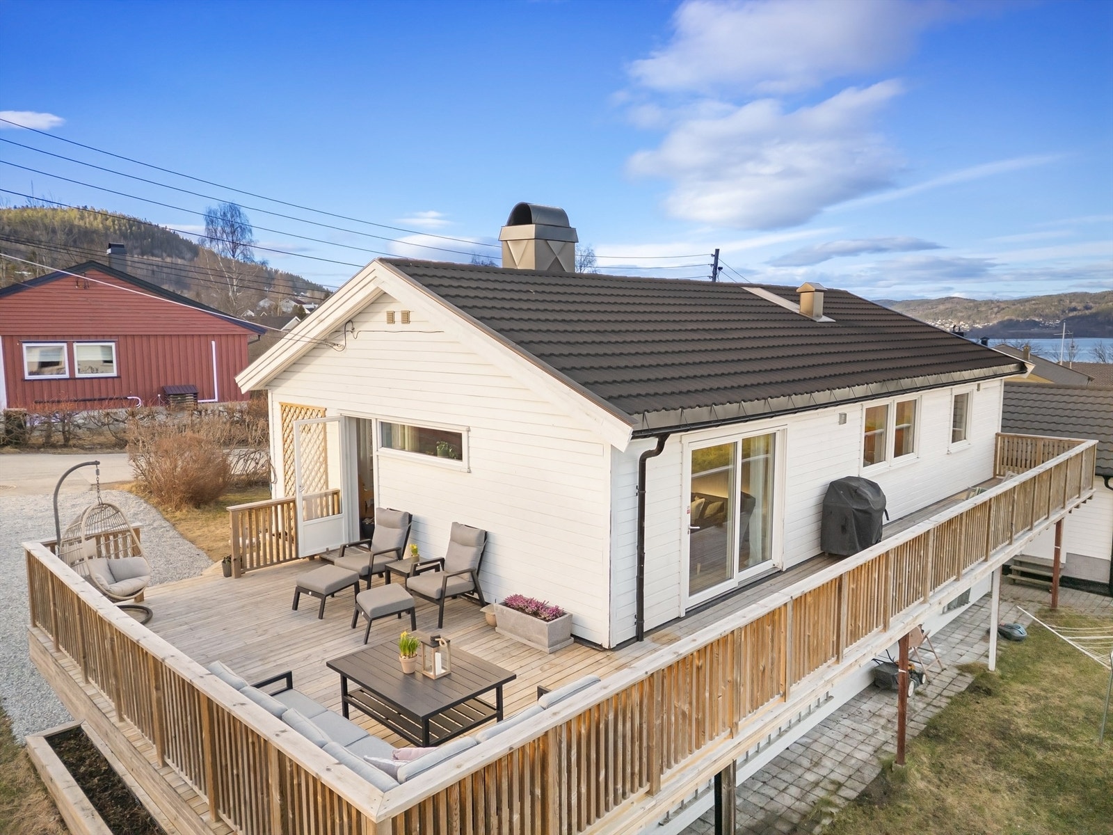 Sol fra morgen til ca. kl. 21.30 (midtsommerstid) iflg. selger Galleribilde