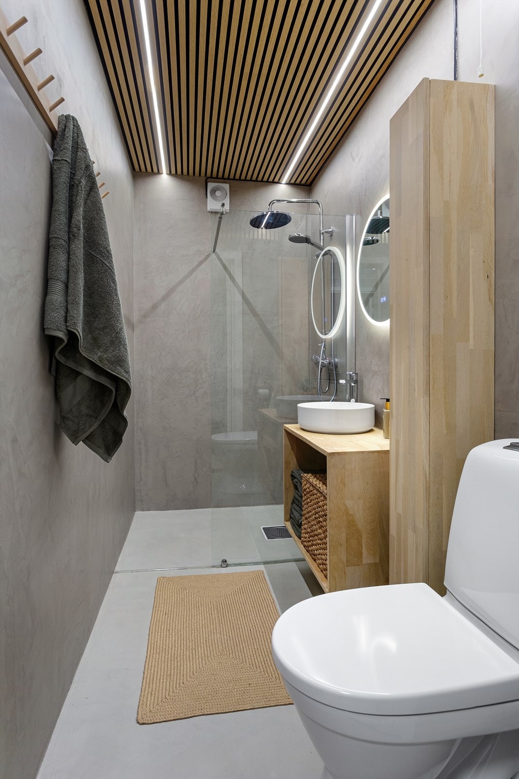 Bad i underetasje med regnfallsdusj og gulvvarme Galleribilde