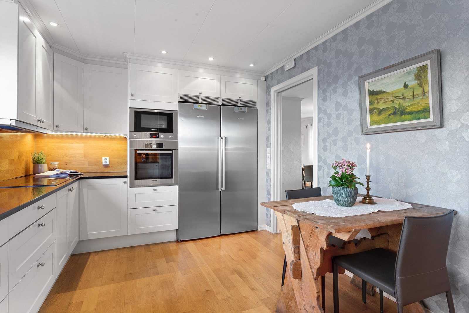 Kjøkkenet har downlights i tak og gulvvarme Galleribilde