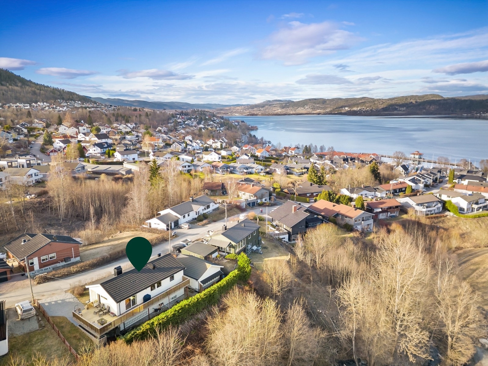 Romslig enebolig med en innholdsrik planløsning over 2 etasjer Galleribilde