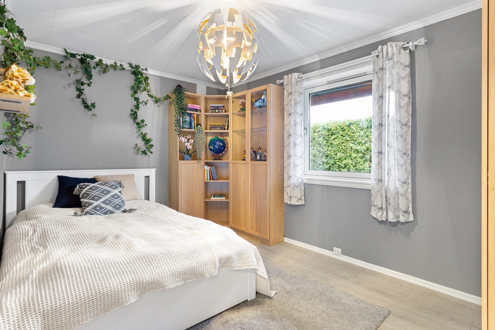 Soverom 3 med laminat på gulv, malte vegger og plater i himling Galleribilde