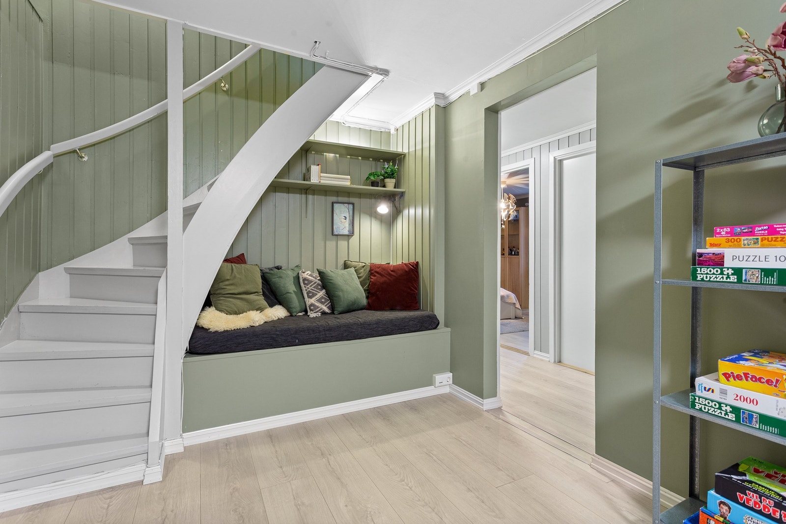 Trappegang med plassbygget sittebenk under Galleribilde