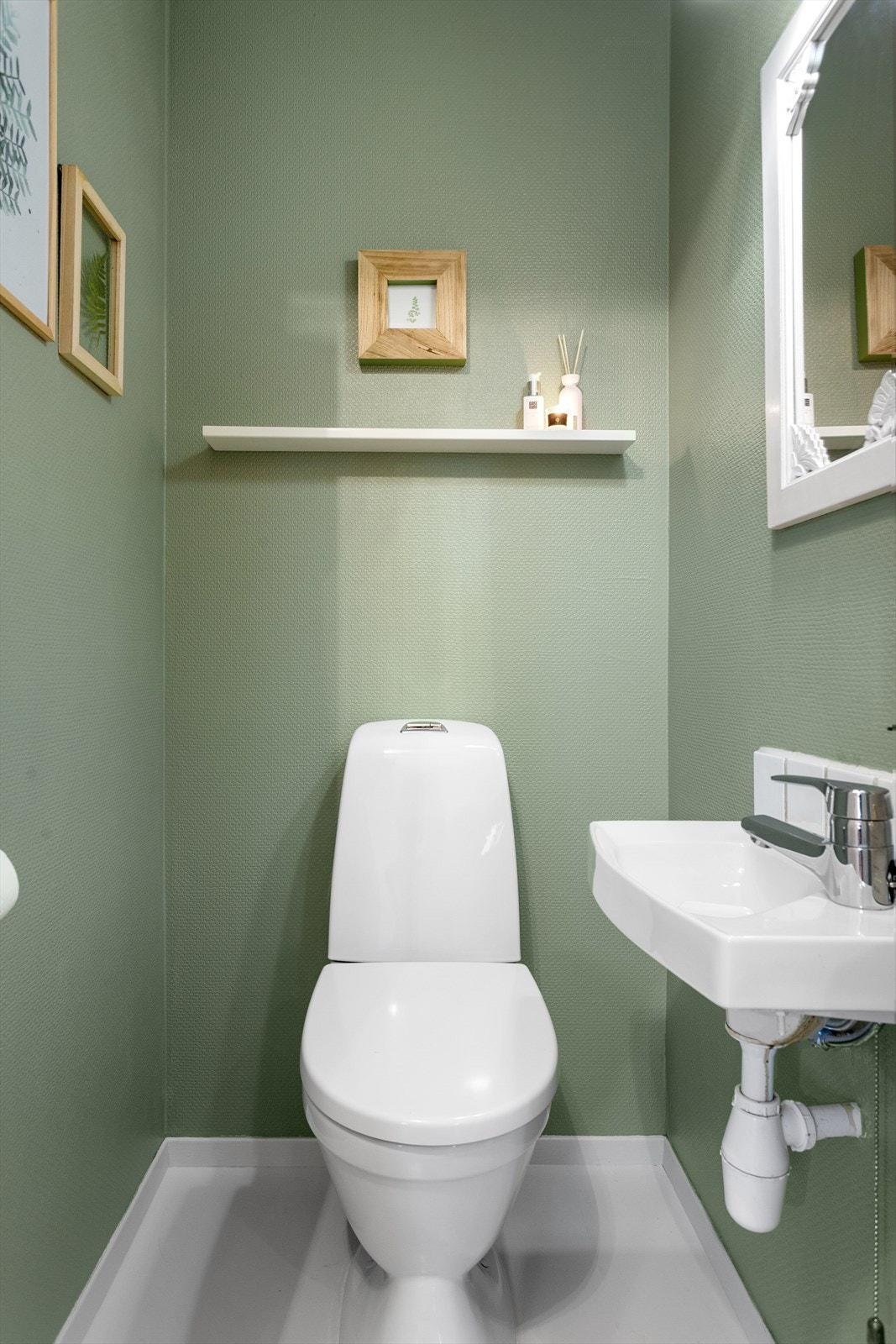 Wc-rom med vegghengt servant og gulvstående toalett Galleribilde