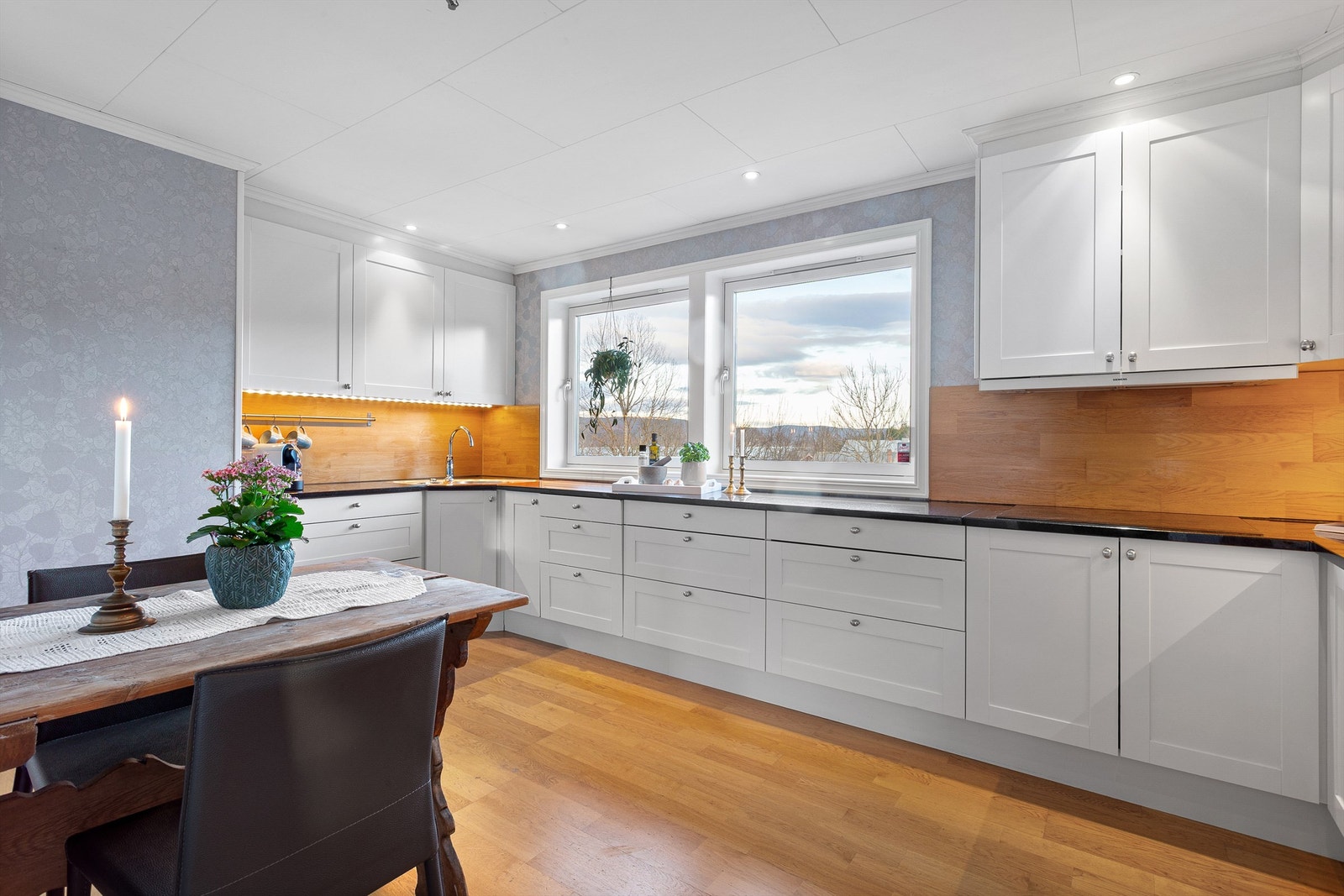 Profilert og klassisk Sigdal kjøkkeninnredning fra 2009 med delvis integrerte hvitevarer Galleribilde