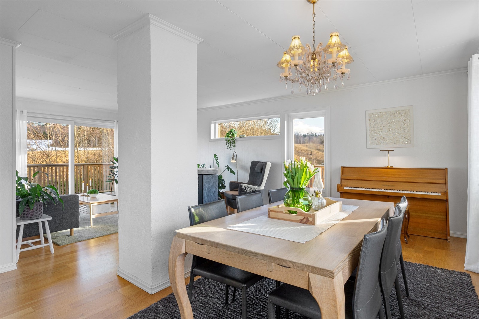 Parkett på gulv, malte vegger og plater i himling Galleribilde