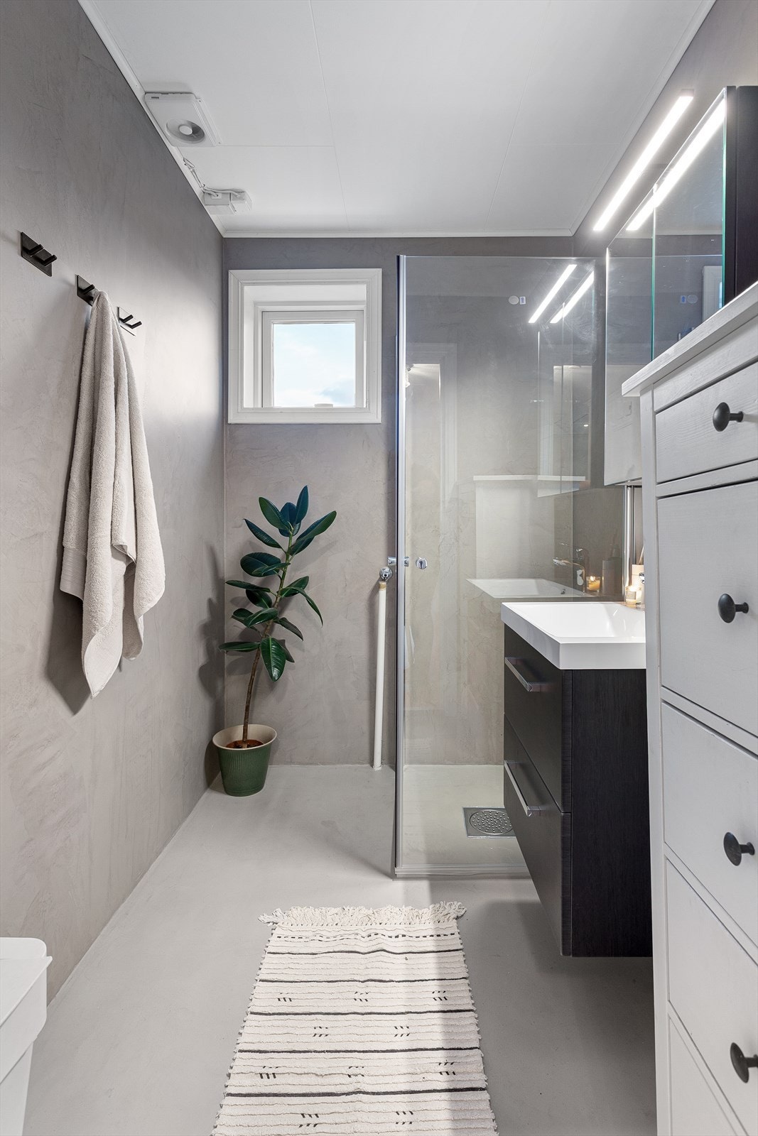 Bad i 1. etasje med dusjhjørne og gulvvarme Galleribilde