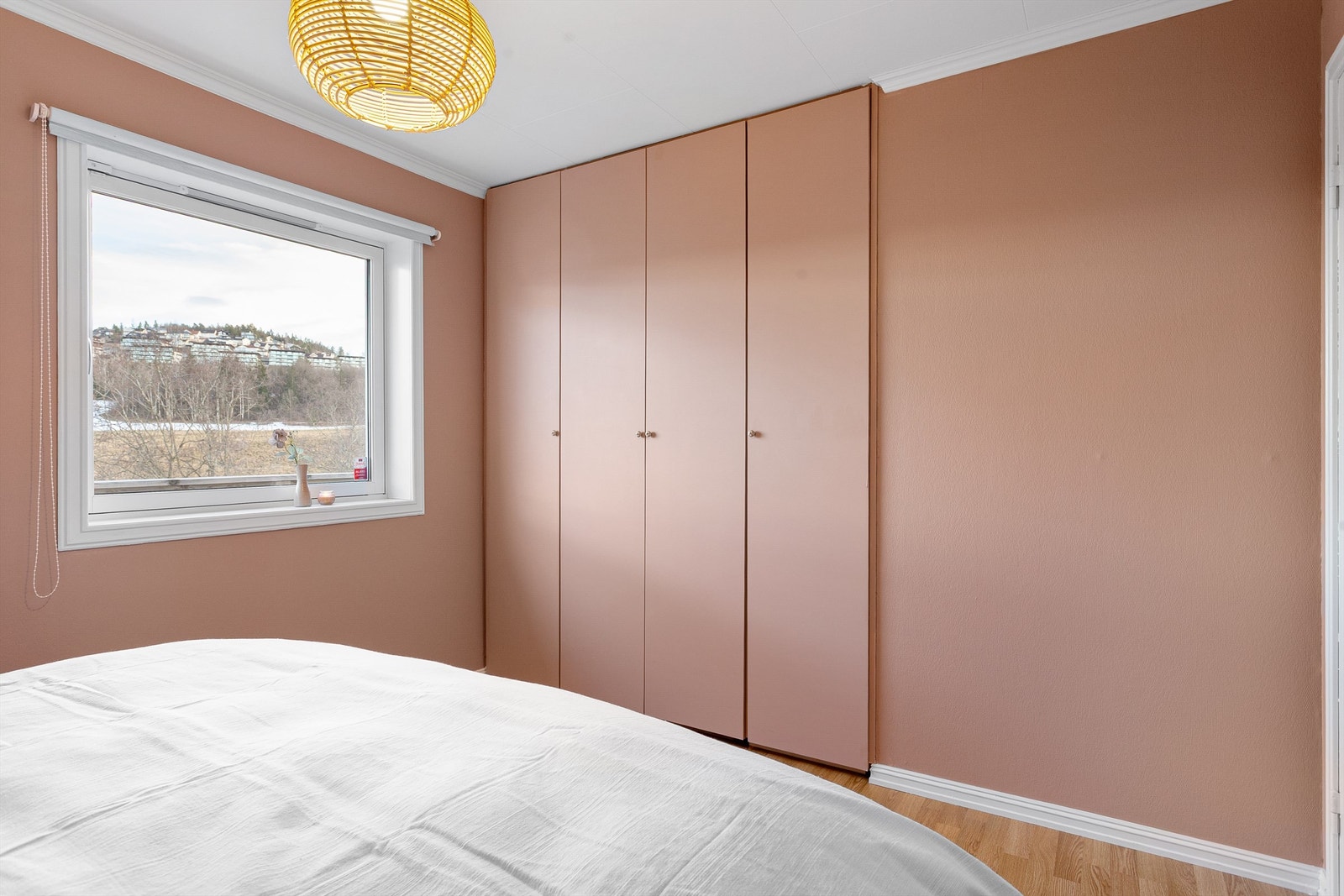 Soverom 2 med innebygget garderobeløsning i glatt utførelse Galleribilde