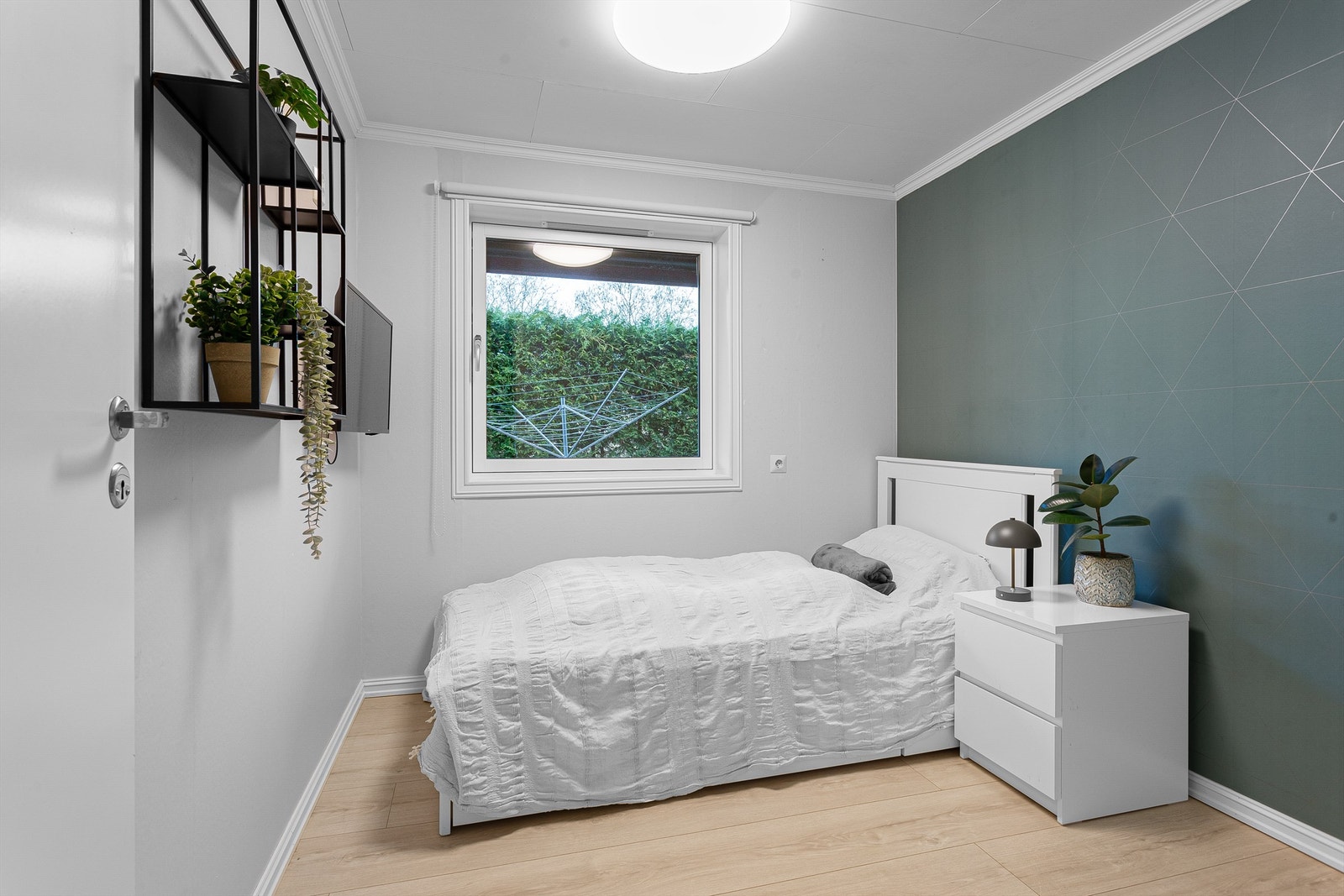 Soverom 4 med laminat på gulv, tapet samt malte vegger og plater i himling Galleribilde