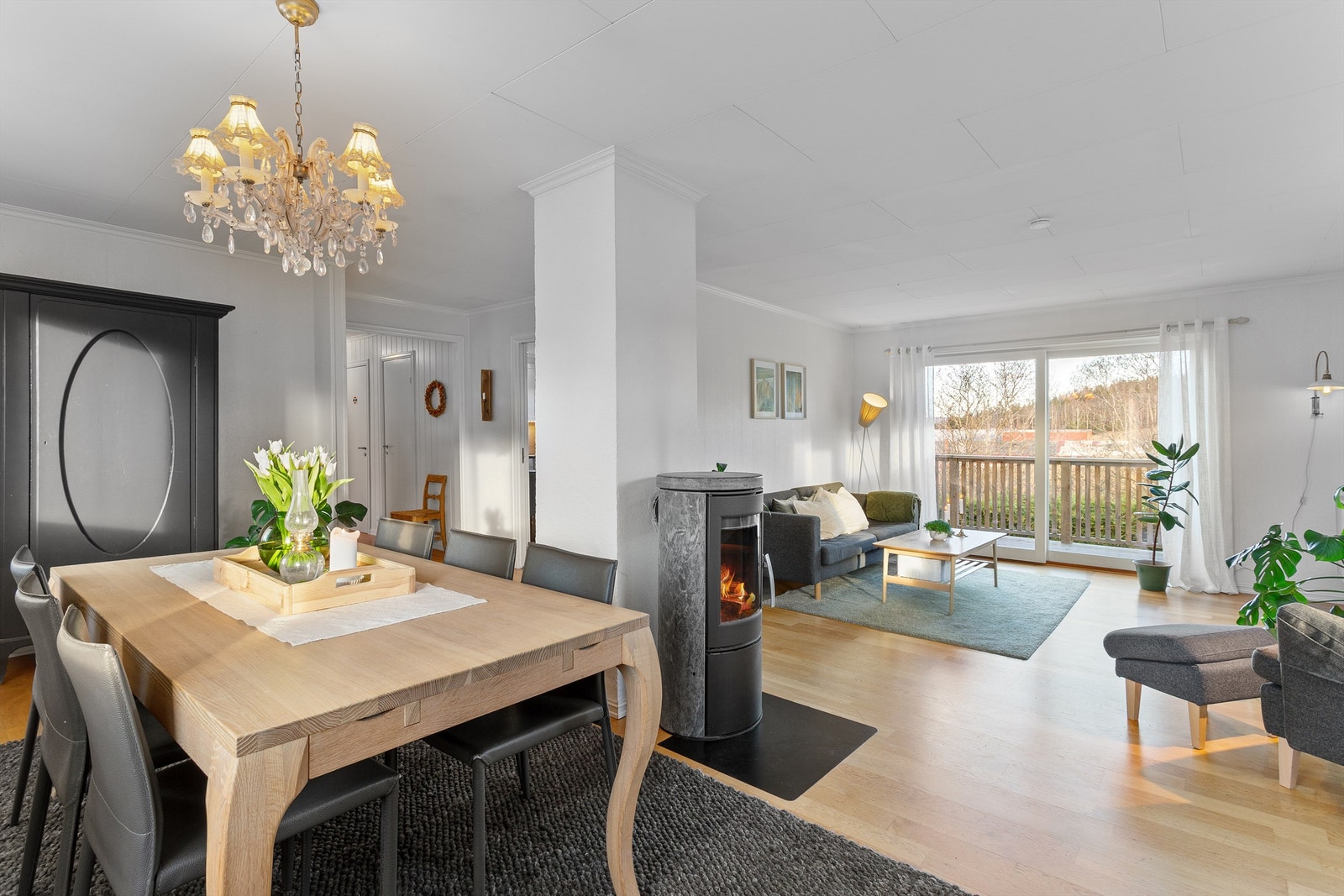 Sikringsskap fra 2022 iflg. selger, utvidet inntakssikring i 2009 og oppgradert det elektriske anlegget i store deler av boligen i 2009 Galleribilde