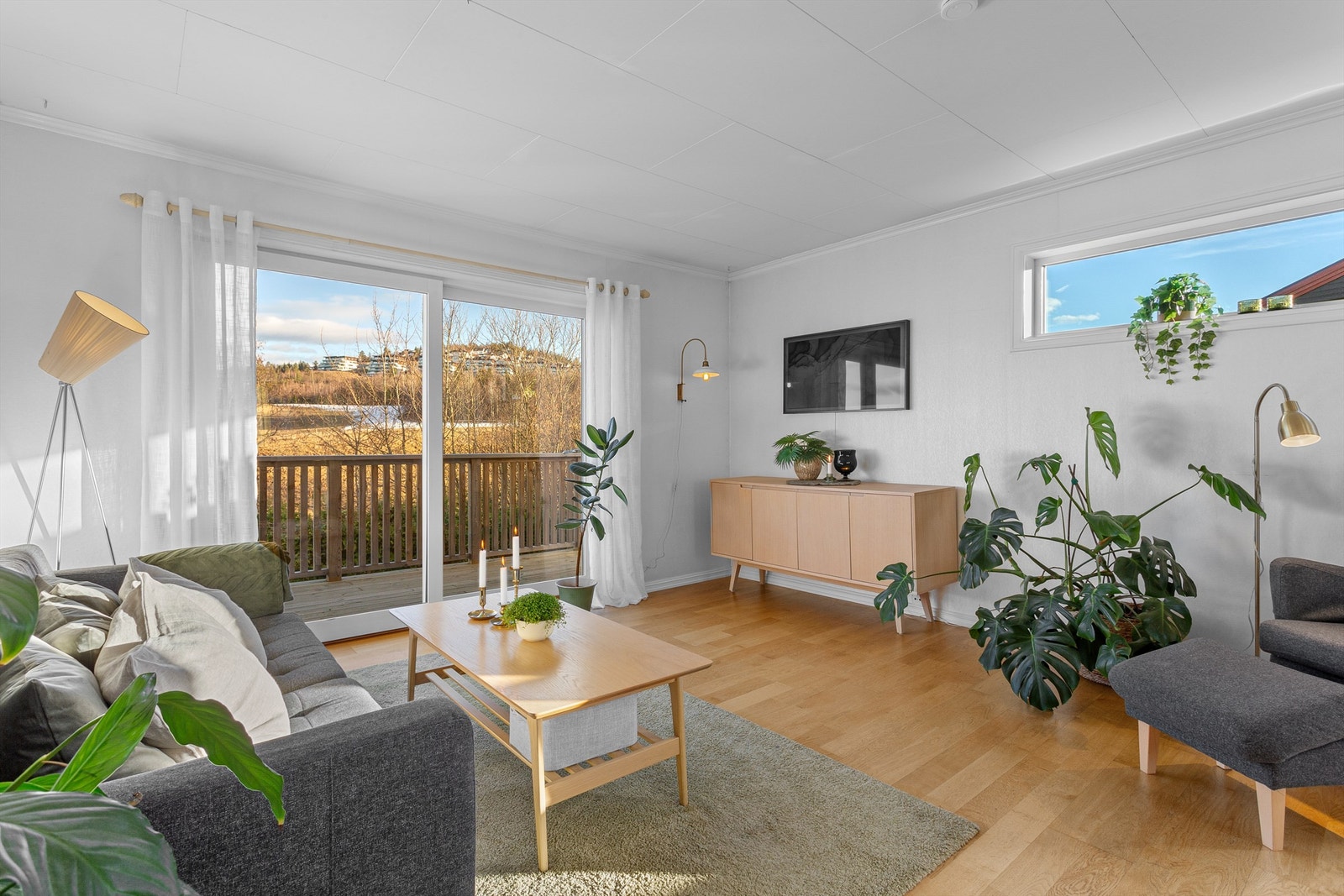 Rommet er gjennomgående og har godt med vindusflater langs tre yttervegger som gir mye naturlig lysinnslipp Galleribilde