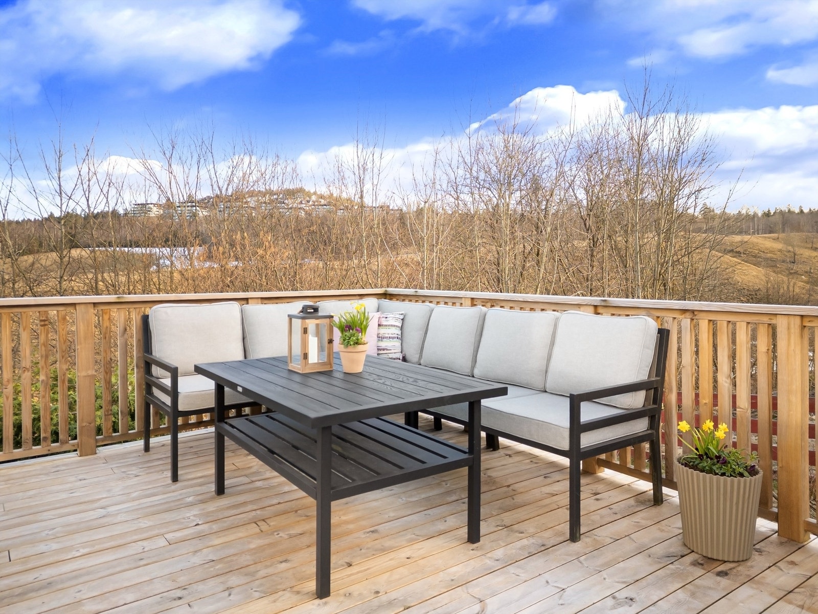 Verandaen strekker seg rundt to sider av boligen Galleribilde