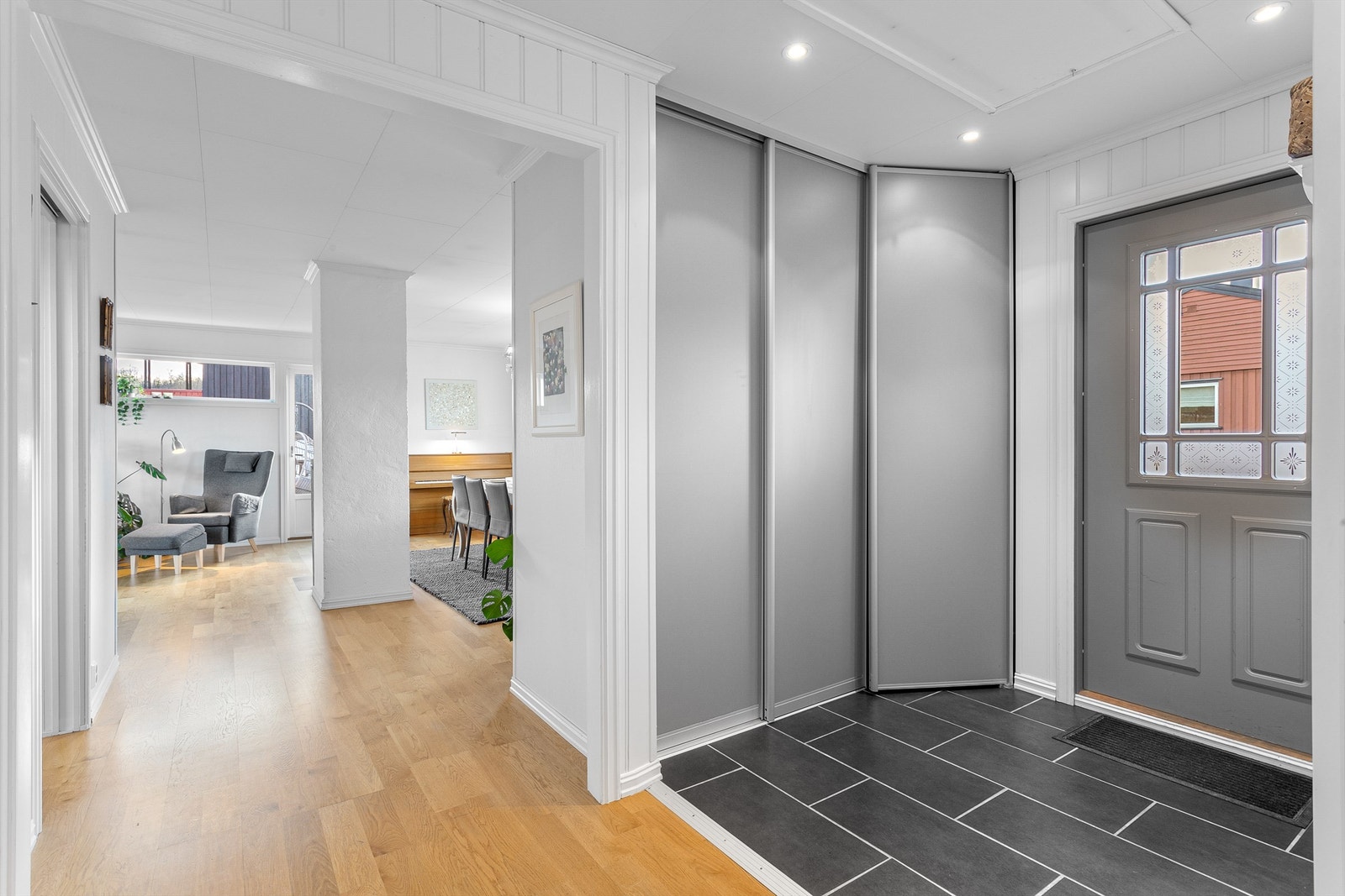 Entré med innebygget hjørneskyvedørsgarderobe, downlights i tak og gulvvarme Galleribilde