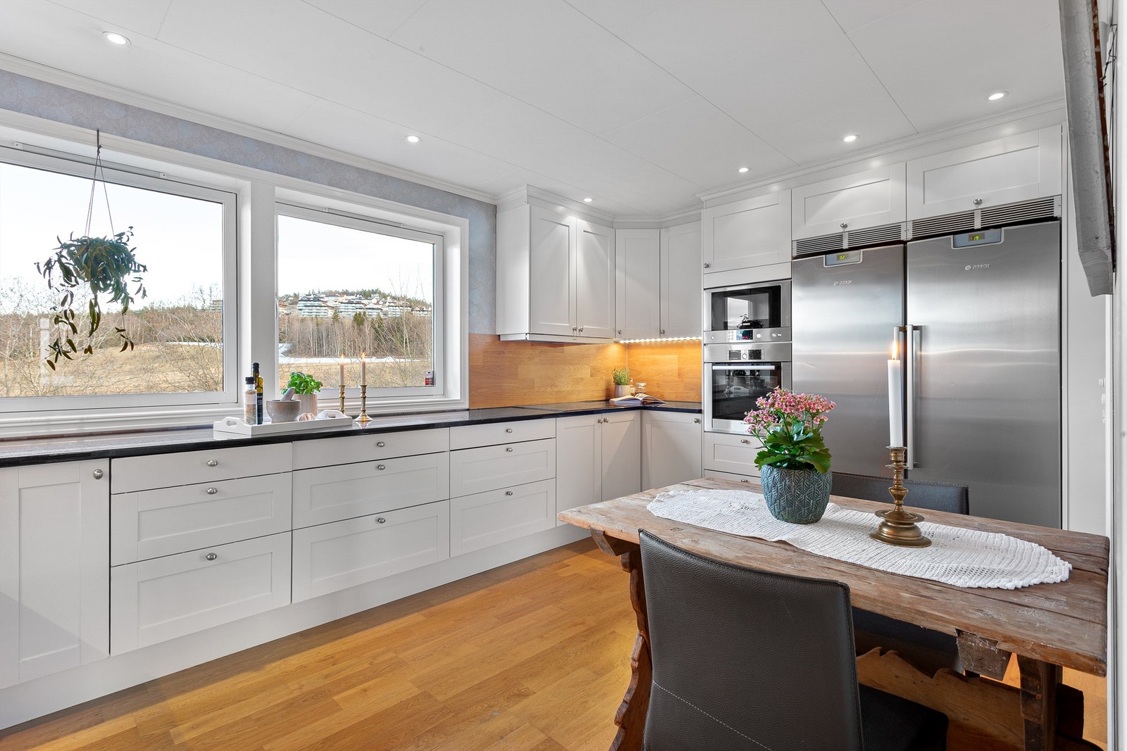 Lysarmaturer under overskap og benkeplate av kompositt e.l Galleribilde