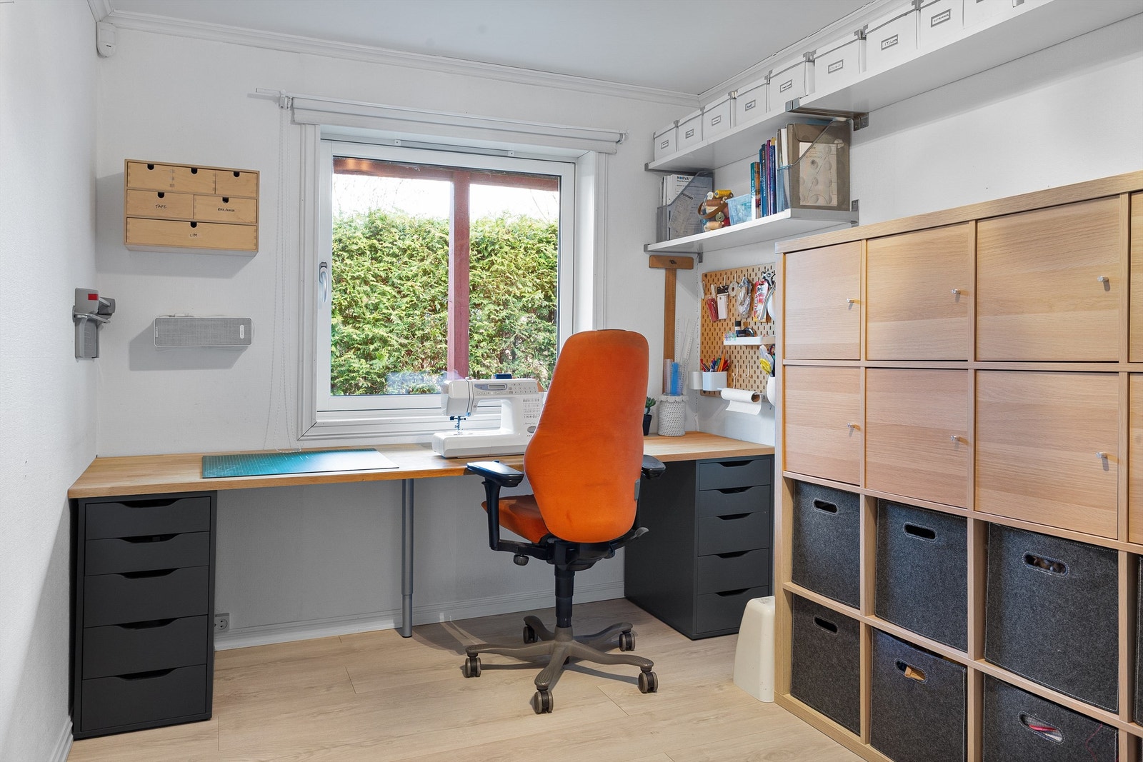 Kontor med laminat på gulv, malte vegger og malt himling Galleribilde