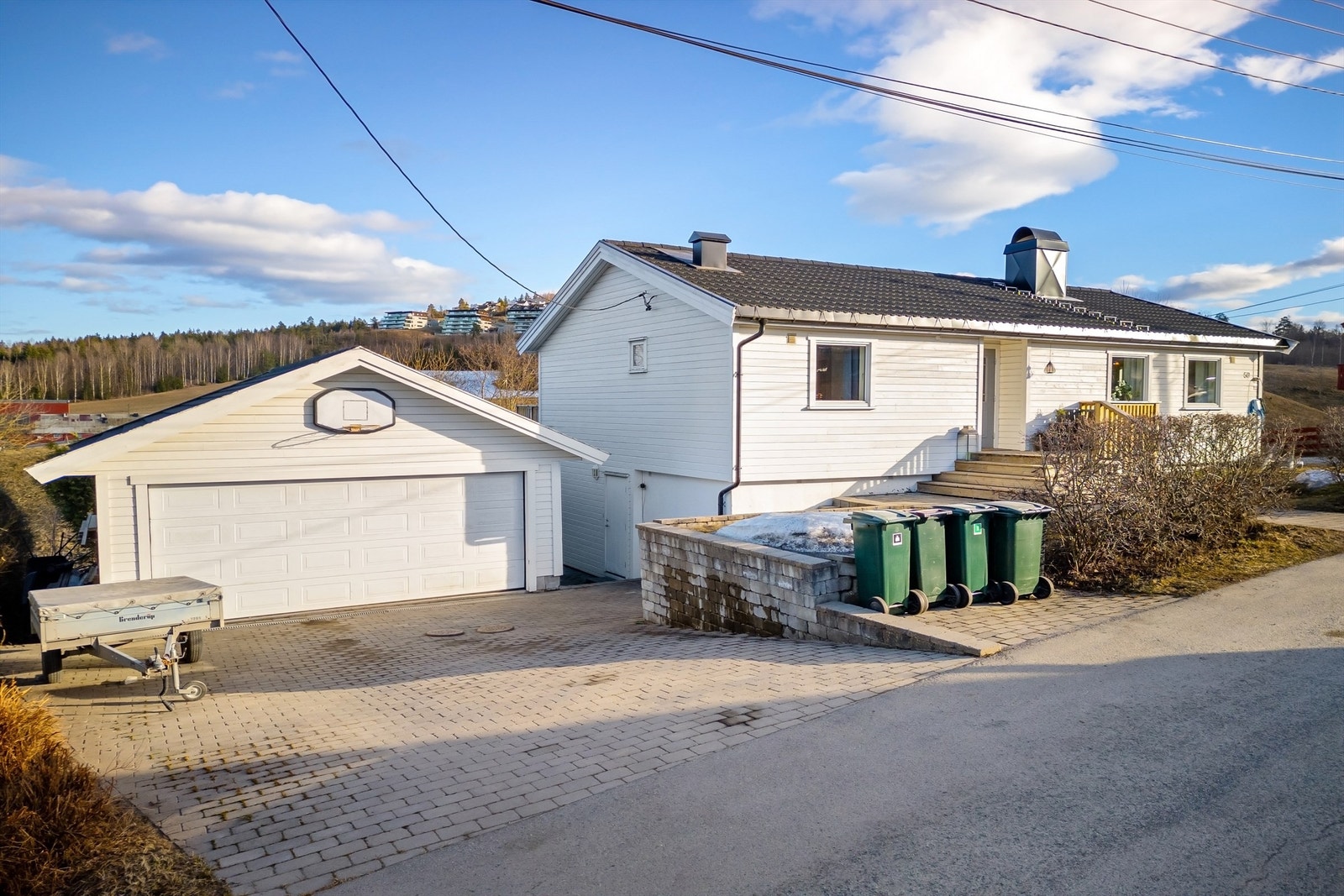 Dobbelgarasje fra 2011 på ca. 44 kvm med el-billader (2022) Galleribilde