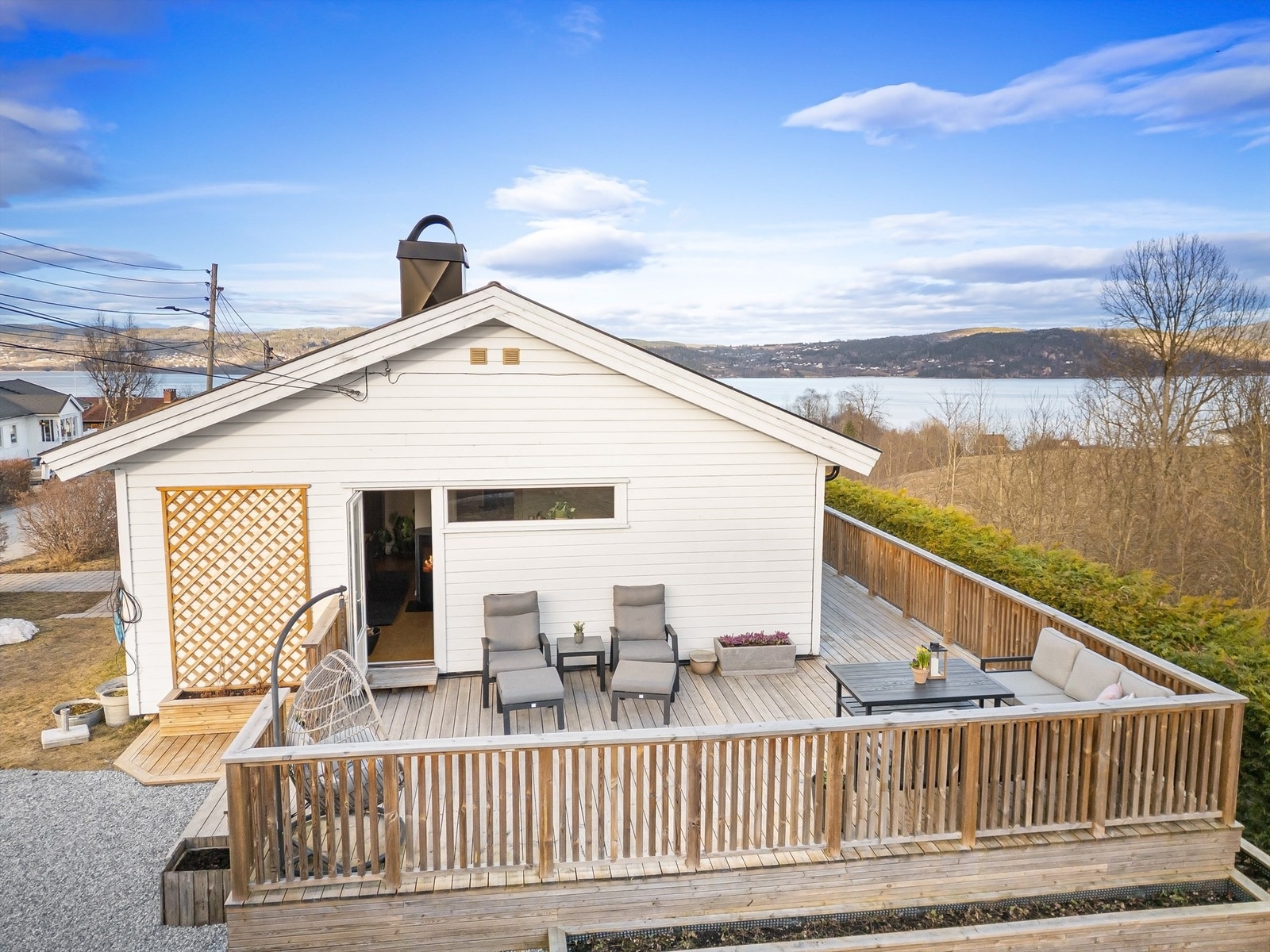 Fin utsikt mot fjorden fra den ene siden av verandaen Galleribilde