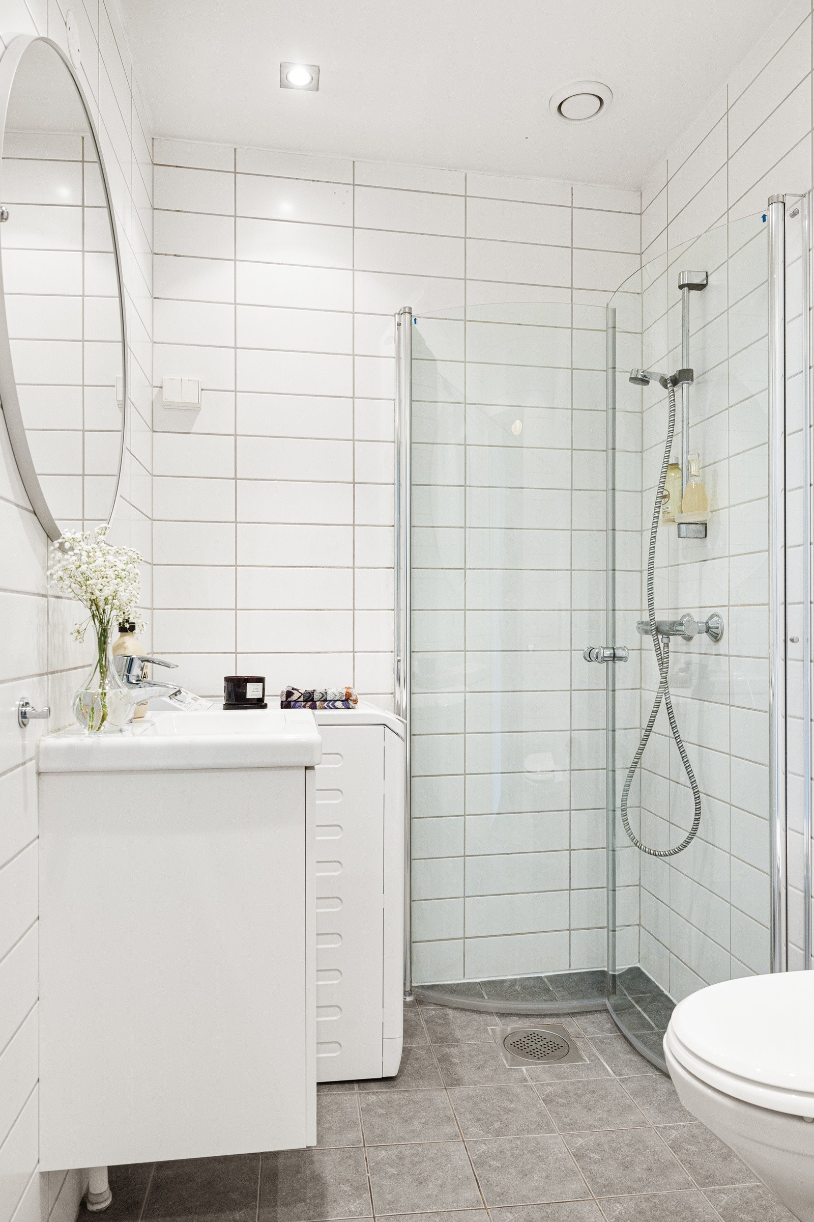 Flislagt baderom med opplegg for vaskemaskin Galleribilde