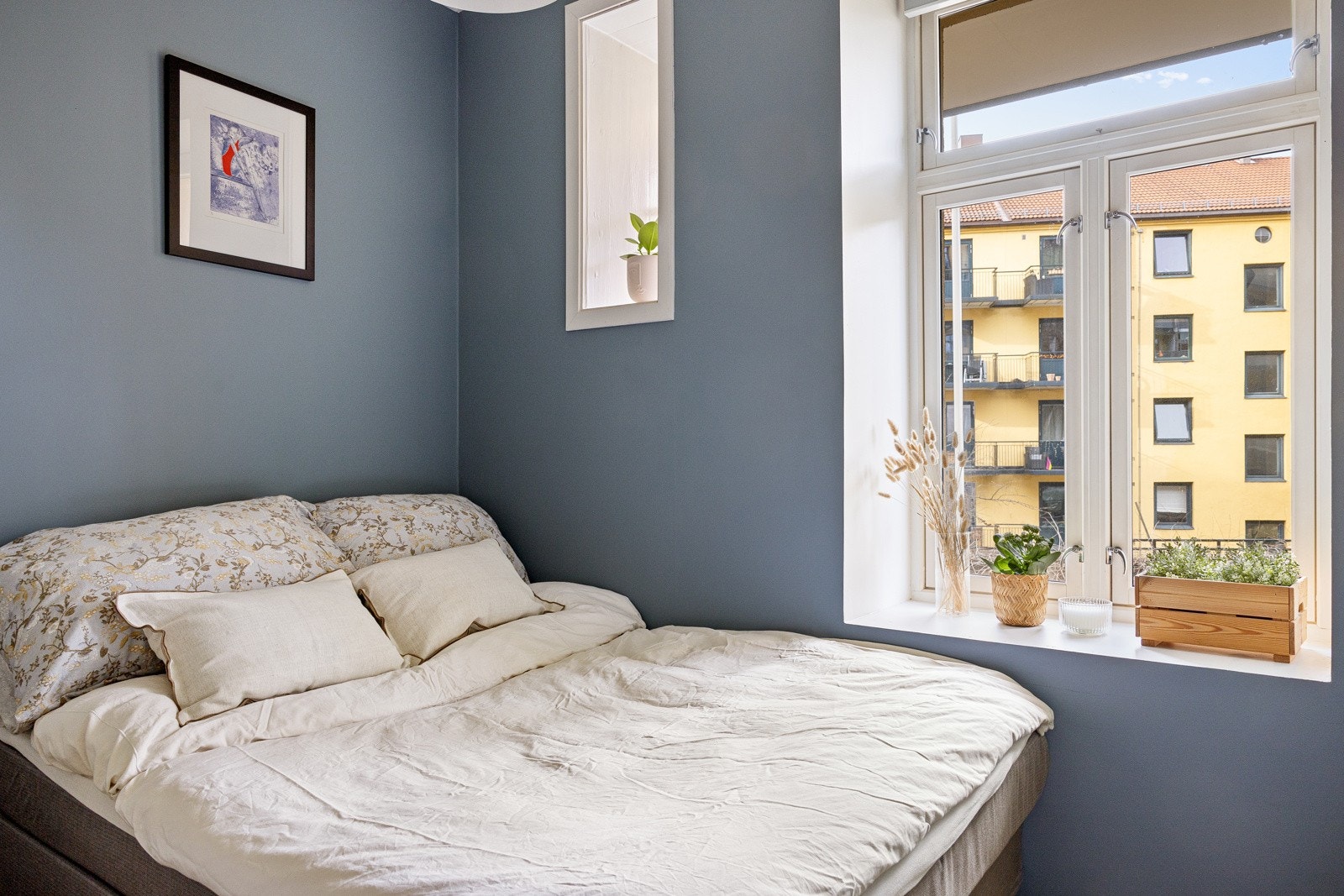 Skjermet soverom med god plass til dobbeltseng Galleribilde