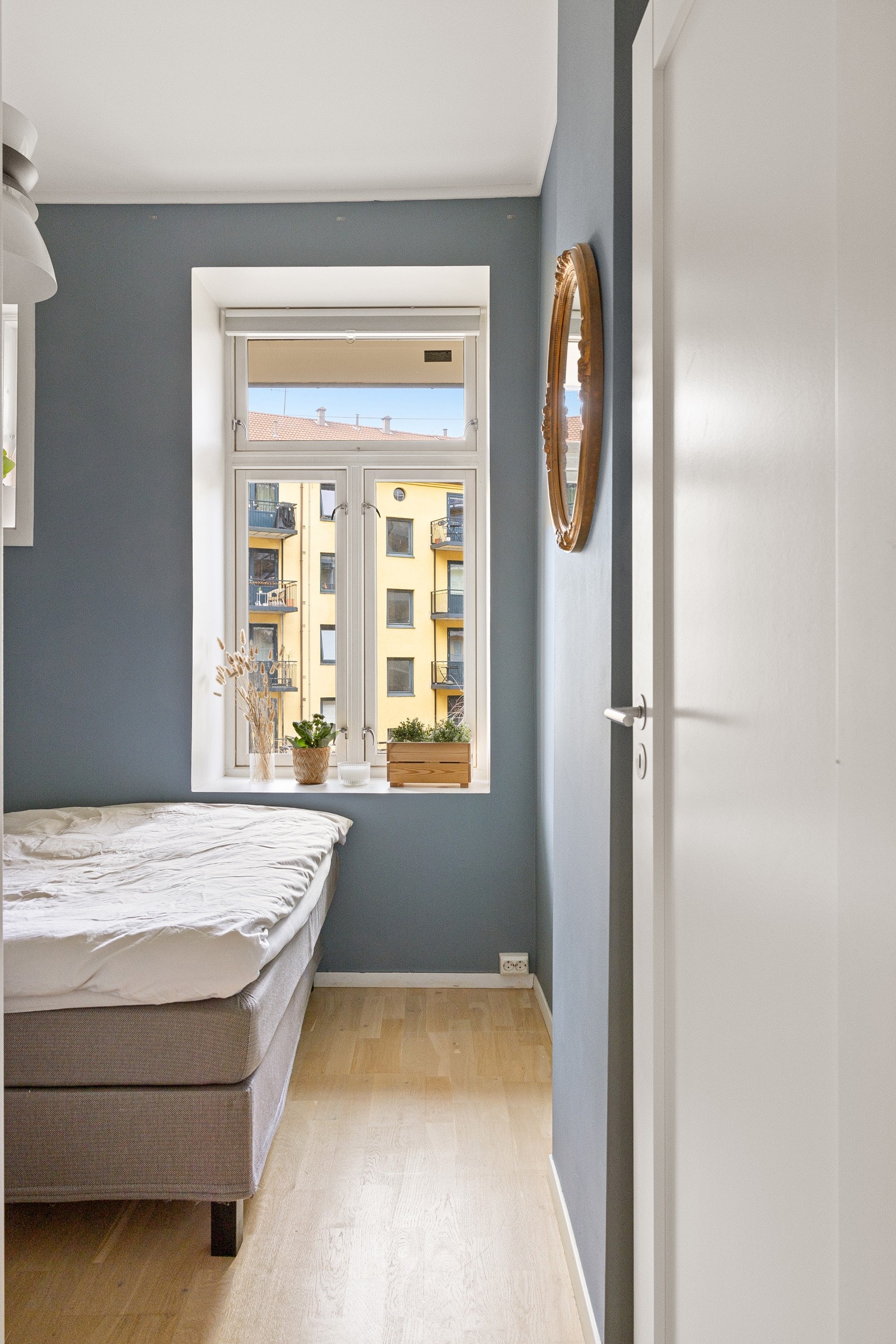 Soverommet vender rolig til mot bakgård Galleribilde