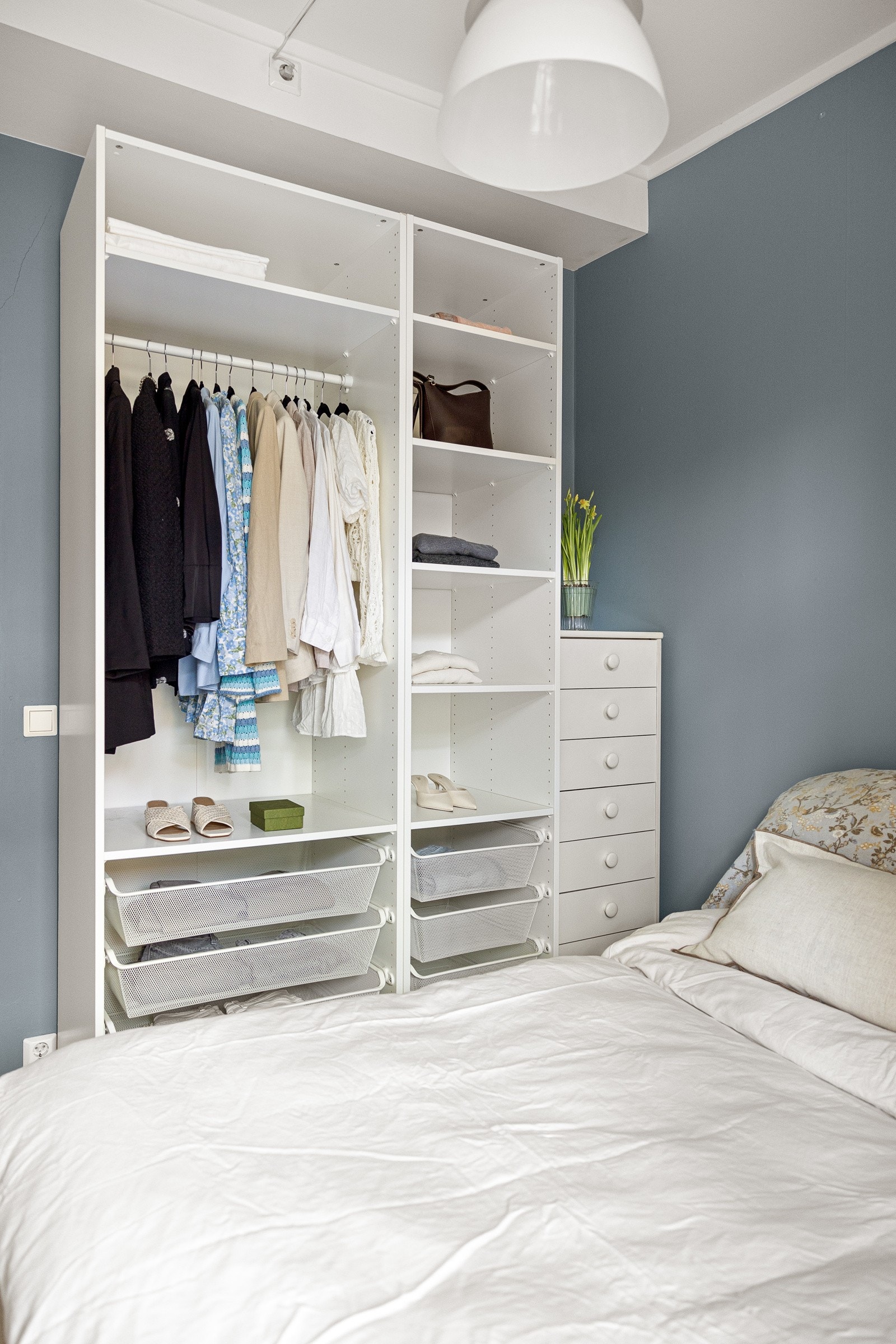 Godt med garderobeplass på soverommet Galleribilde