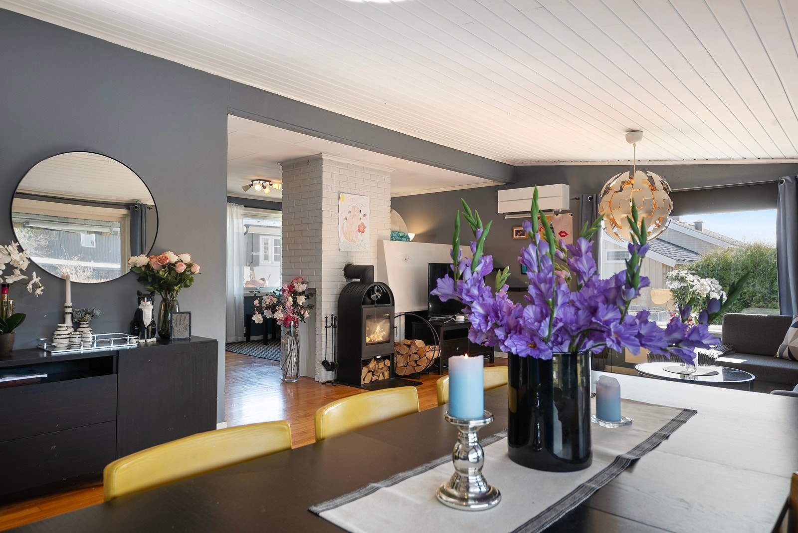 Stuen er malt i en rolig moderen farge. Det er satt opp en ny varmepumpe Galleribilde