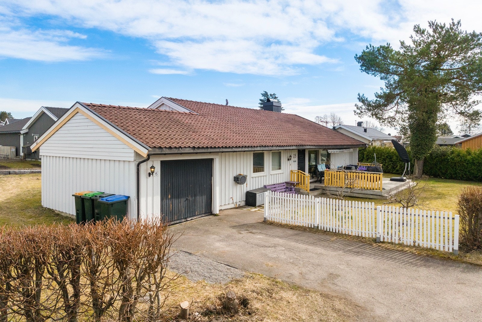 Parkering i garasje med El-billader. Galleribilde