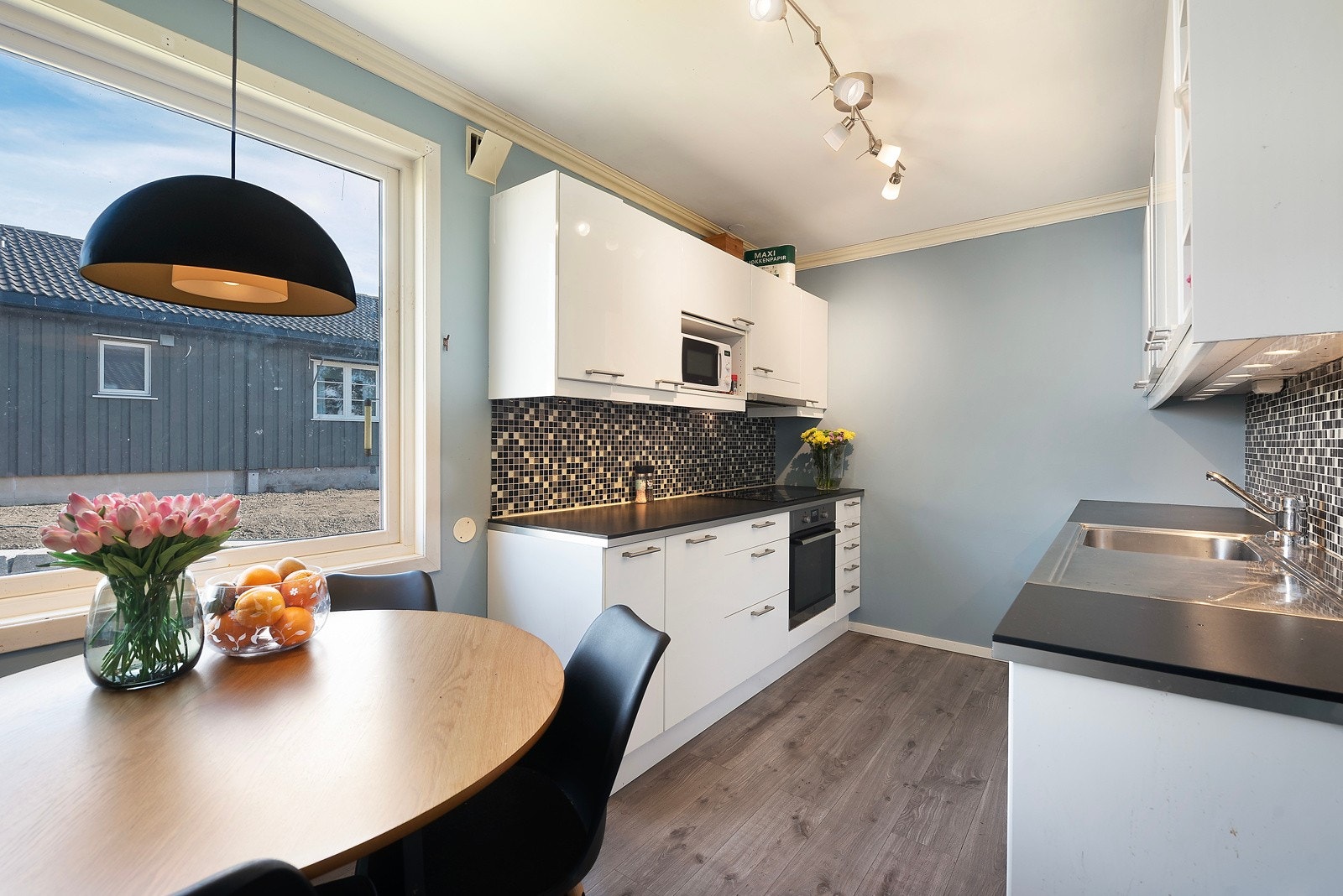 Fint kjøkken med plass til spisebord Galleribilde