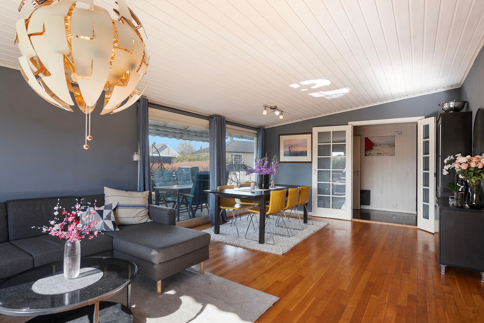 Fra stuen er det utgang til en stor vestvendt terrasse Galleribilde