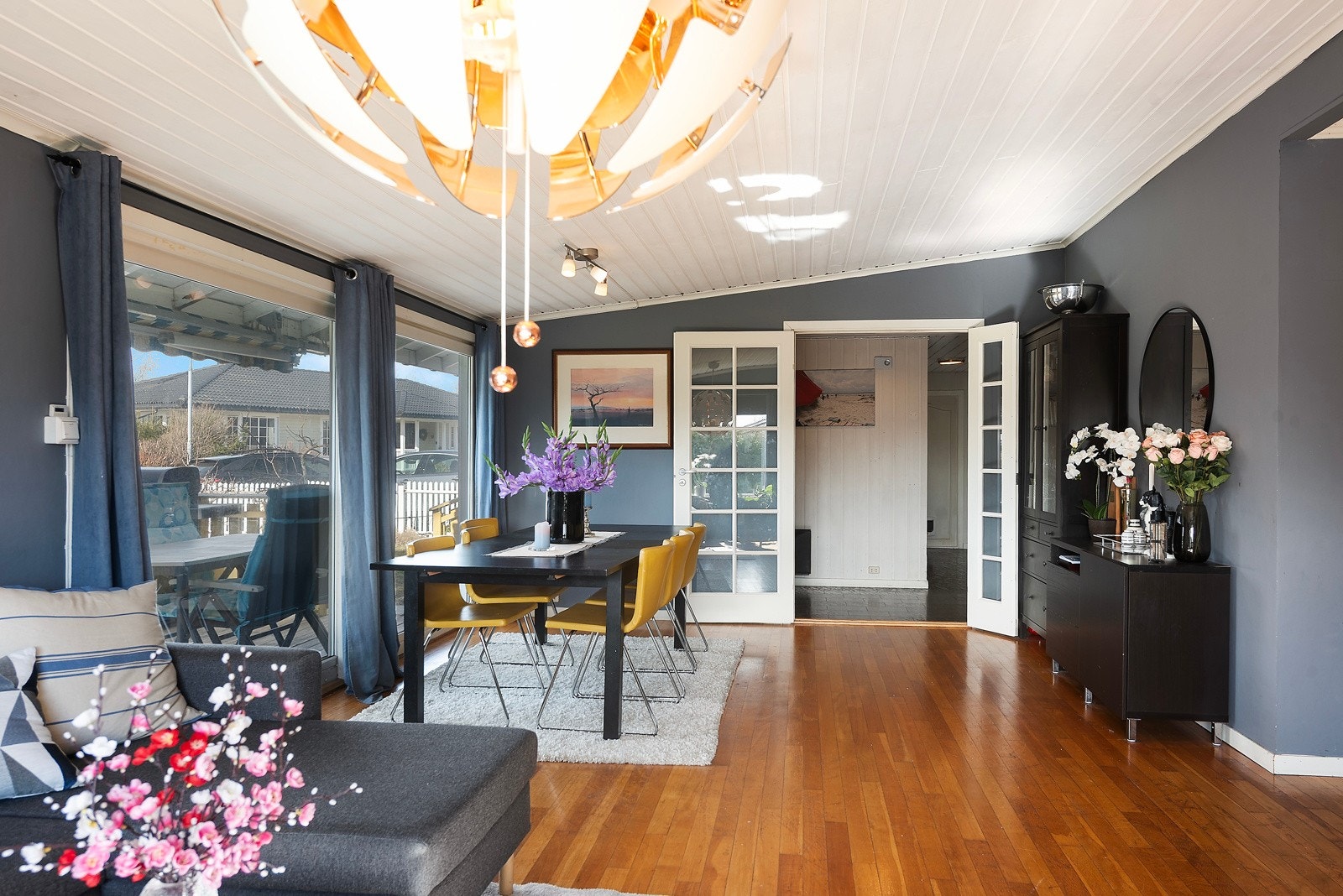 Romslig stue som er delt opp i flere soner Galleribilde