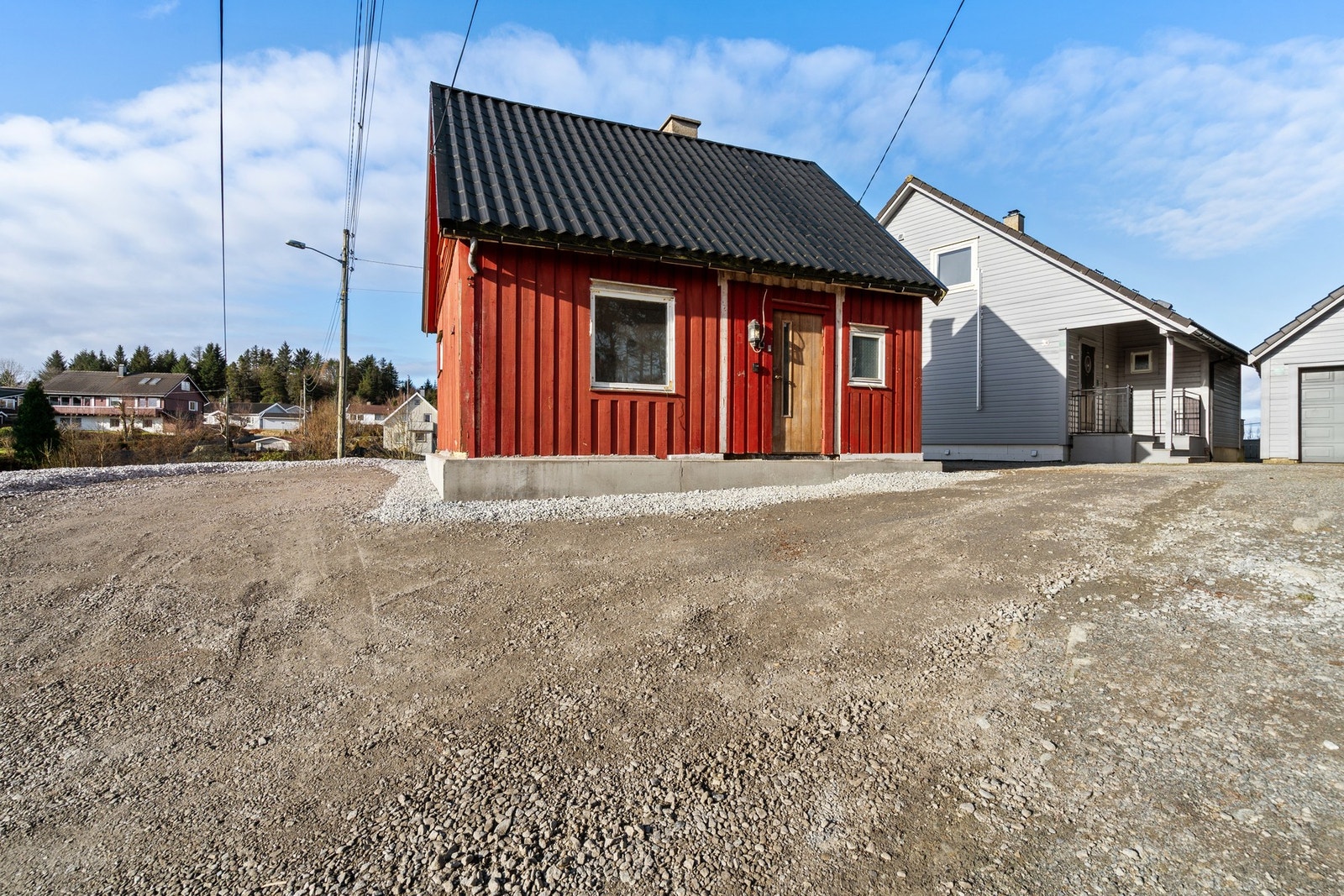 Mindre enebolig over to plan med oppussingsbehov Galleribilde