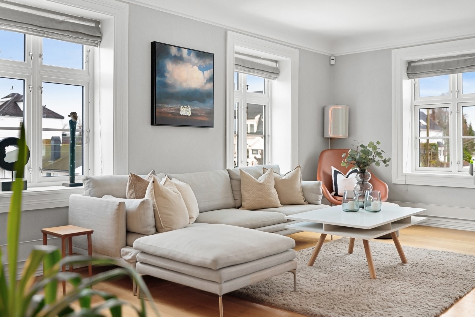 Villaen er nylig renovert utvendig, og leiligheten er gjennomgående påkostet innvendig fra 2012. Galleribilde