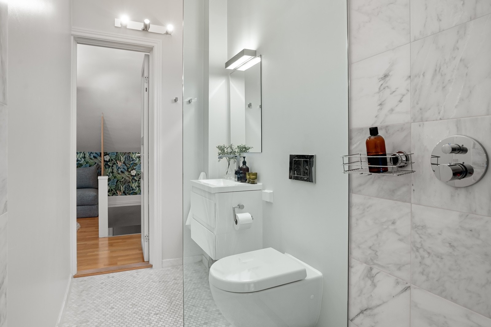 Badet på loftet har en stilig utforming som gir et unikt særpreg. Galleribilde
