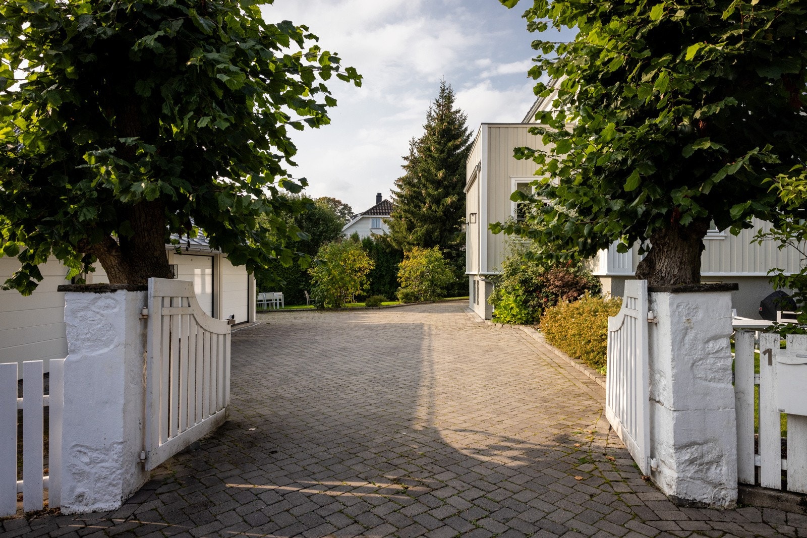 Den herskapelige villaen fra 1918 har fire seksjoner, der denne er seksjon nr. 3 med privat adkomst i første etasje. Galleribilde