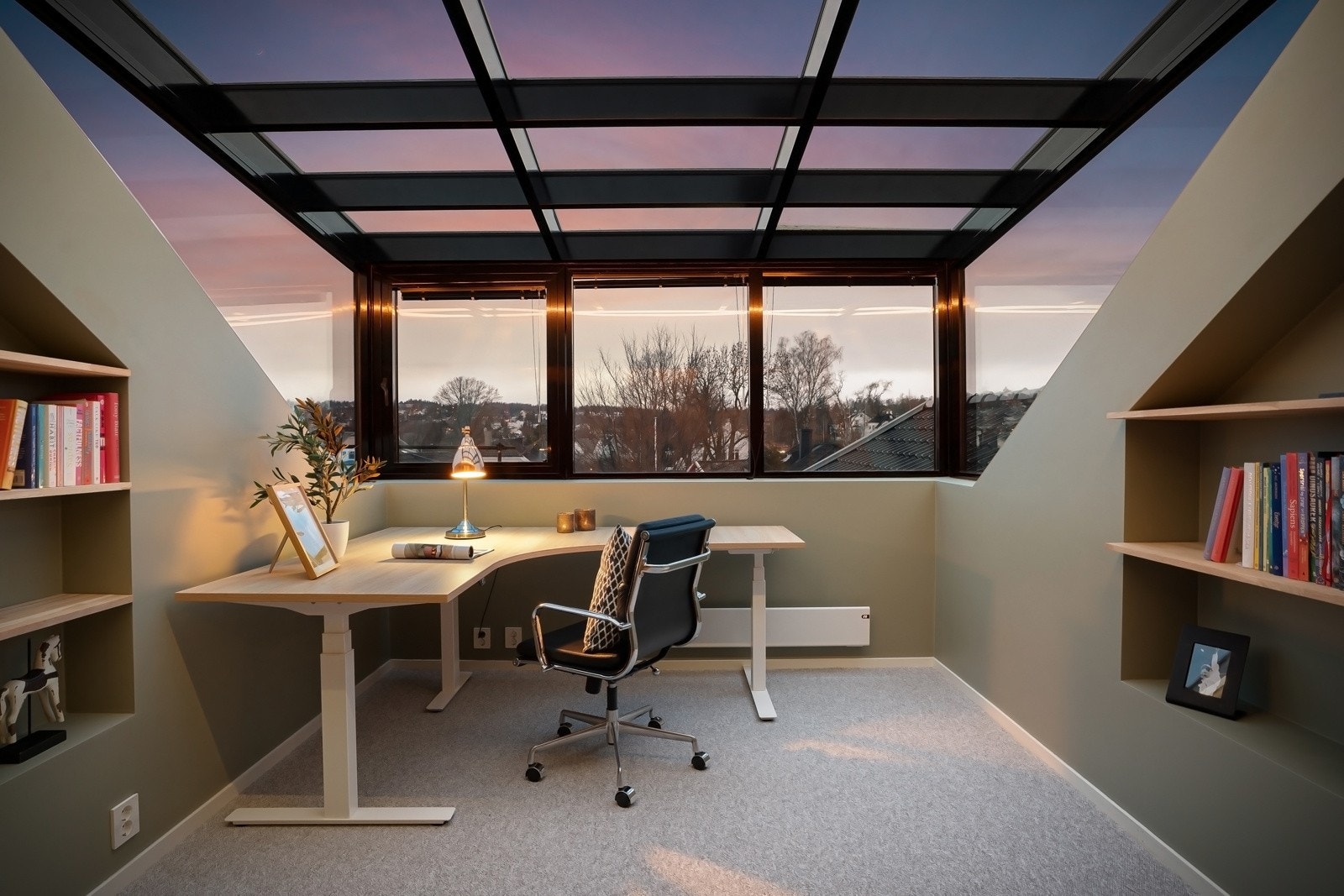 Tidligere takterrasse ble innglasset i 2021 og innlemmet i romslig loftstue, dette har resultert i byens kanskje flotteste hjemmekontor. Galleribilde