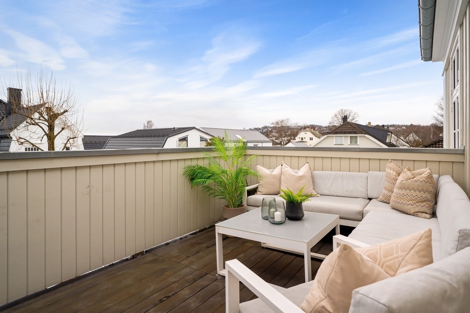 Leiligheten har to private uteplasser, terrassen på ca. 14 m² utenfor stuen og en sydøstvendt balkong på ca. 3 m² utenfor hovedsoverommet. Galleribilde