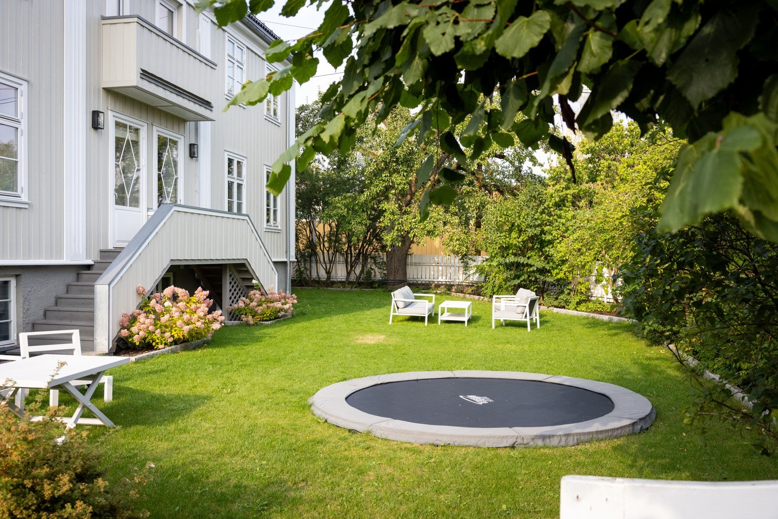 Villaens flotte utforming med omkransende hage, stor gårdsplass og egen dobbelgarasje, gir følelsen av å bo i enebolig, samtidig som man har fordelen av å dele på vedlikeholdet, kostnader og ulike oppgaver. Galleribilde