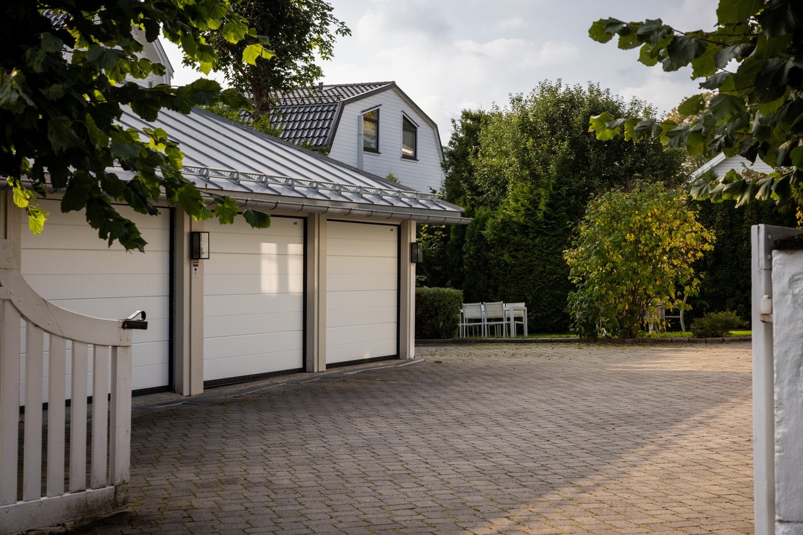 Det er parkering i dobbelgarasje på ca. 32 m² med to automatiske leddporter og automatisk åpner. Galleribilde