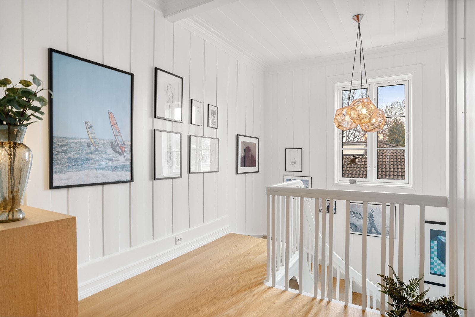 Hele leiligheten ble betydelig påkostet fra 2012 og holder en høy standard på innredninger, overflater og utstyr - alt i en klassisk stil som utstråler kvalitet. Galleribilde