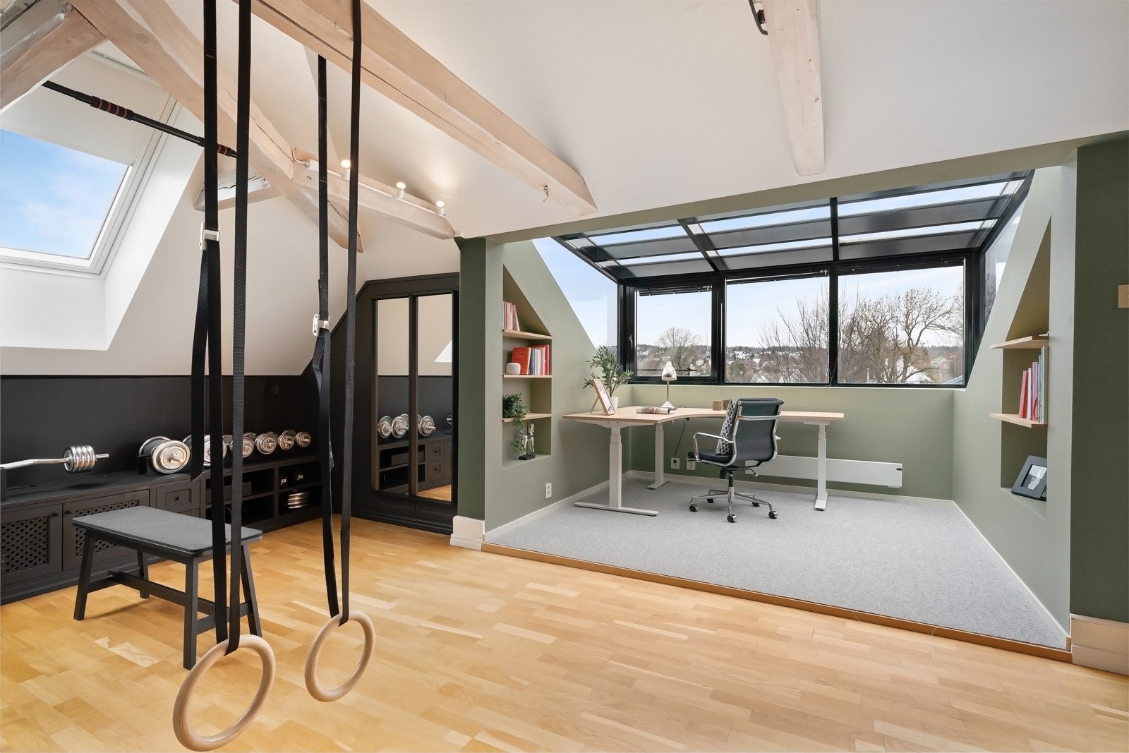 Loftstuen er et multifunksjonelt rom med et nyetablert kontorområde, der det tidligere var takterrasse. Galleribilde