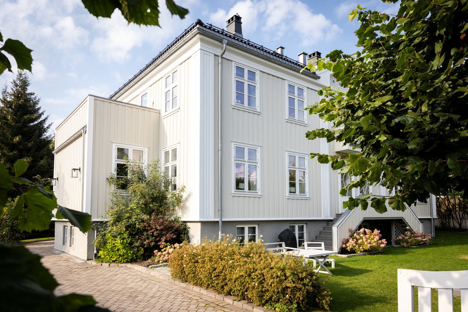 Utsøkt townhouse over tre plan, i herskapelig villa fra 1918. Galleribilde