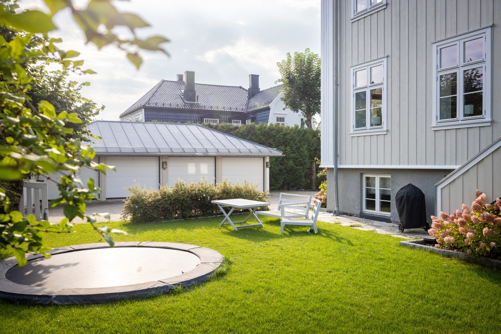 Eiendommen ligger i grønne omgivelser, i et attraktivt og barnevennlig villastrøk på Heggeli, mellom Vinderen sentrum, Majorstuen og Skøyen. Galleribilde