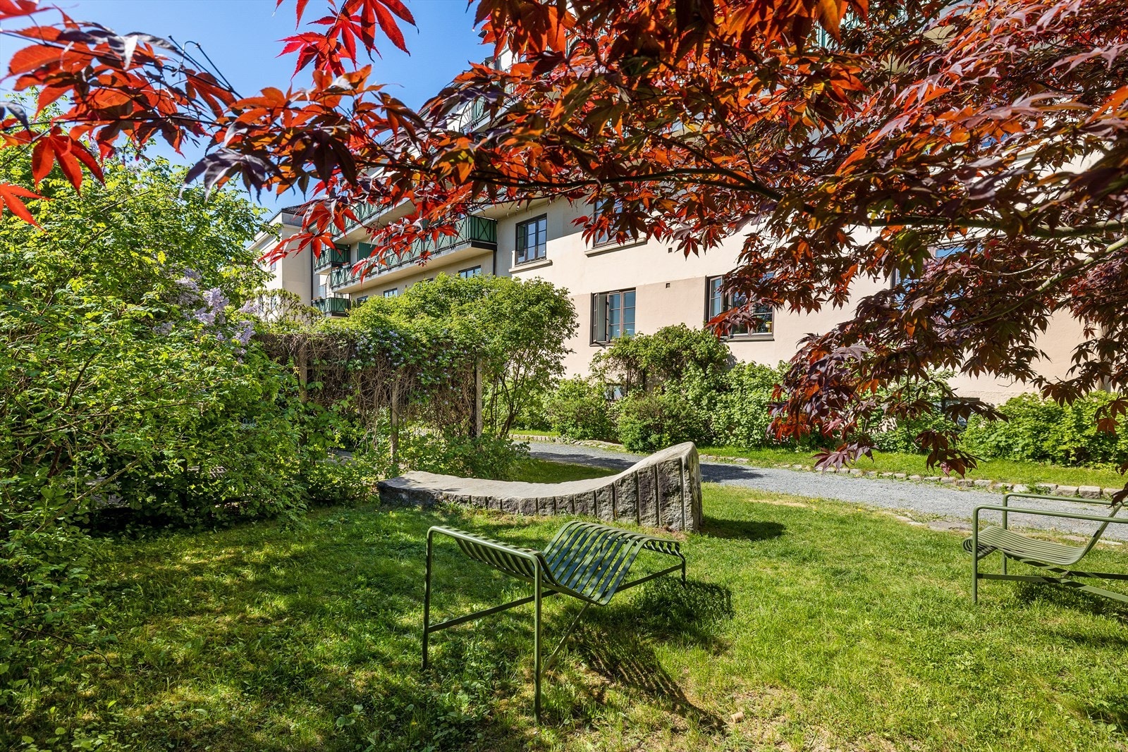 Den frodige hagen byr på eple- og pæretrær, grønnsakshager, og bær til nytelse for alle beboerne Galleribilde