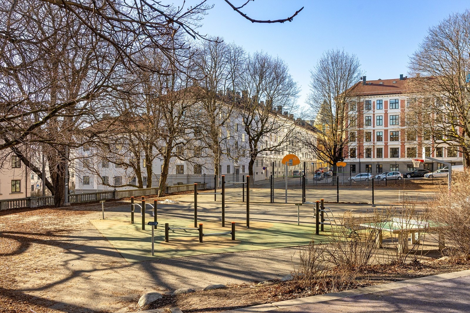 Plassen utenfor byr også på treningsapparater for voksne, basketballbane og pingpong-bord for hyggelig samlag Galleribilde