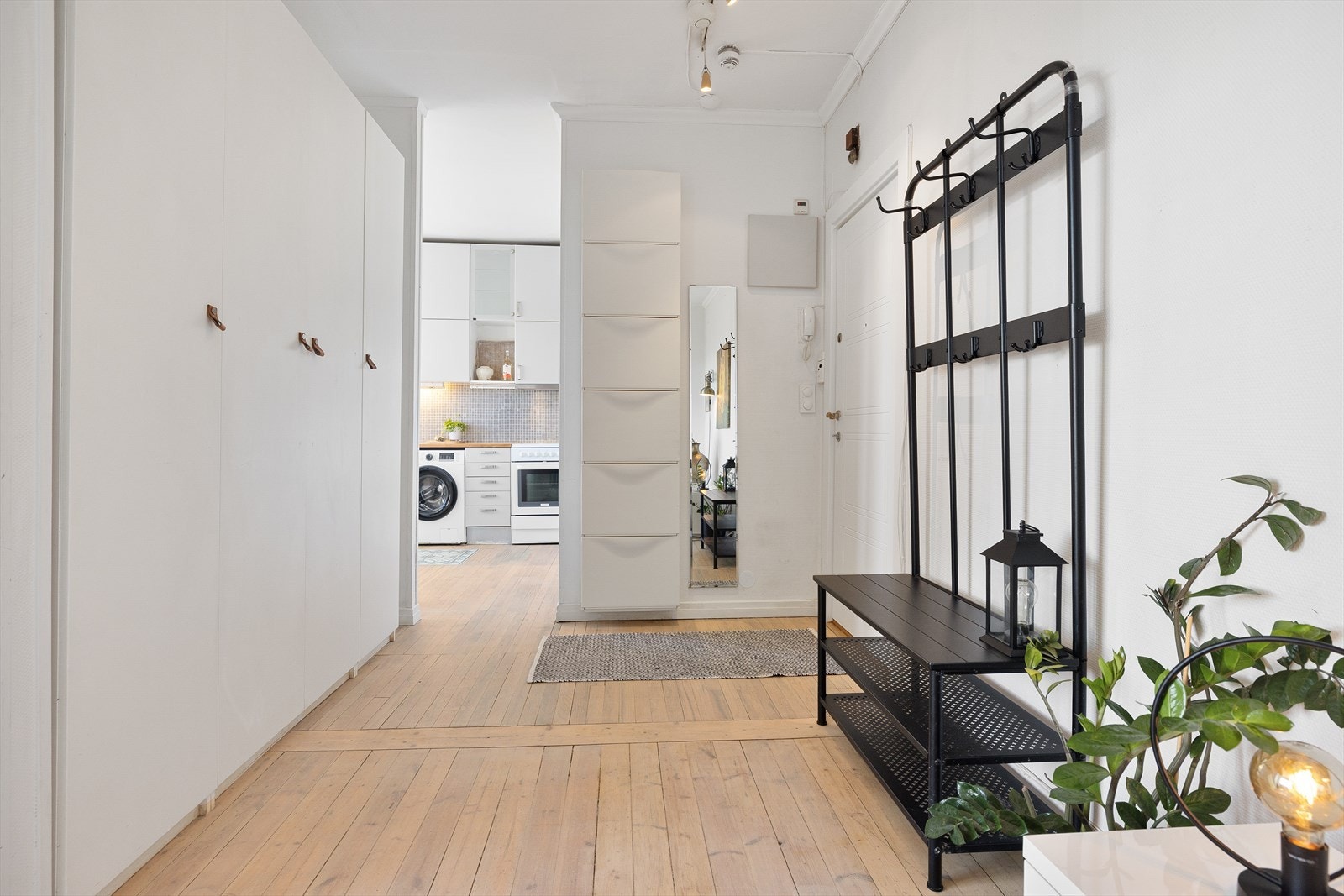 Romslig entré med rikelig oppbevaringsplass i medfølgende garderobeskap og skoskap. Her er det god plass til yttertøy og sko, noe som bidrar til en ryddig og funksjonell inngang Galleribilde