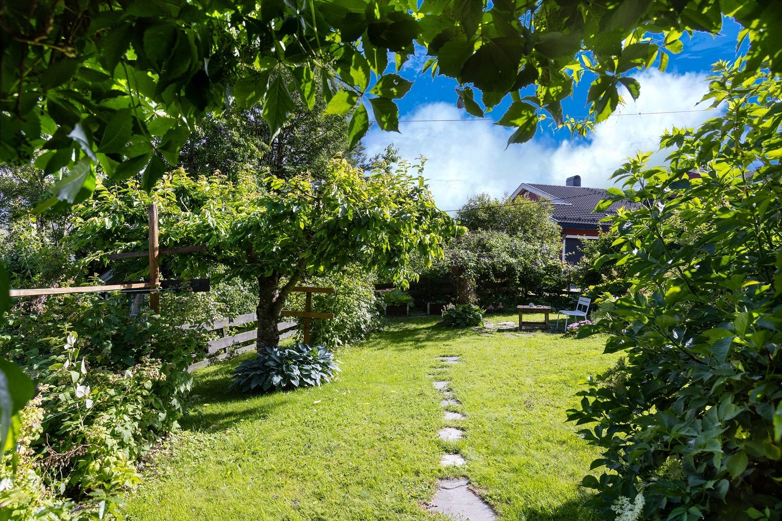 Dagens eier har investert betydelig tid og kjærlighet i hagen, som nå bærer rike frukter og bær - dette vil ny eier nyte godt av. Galleribilde