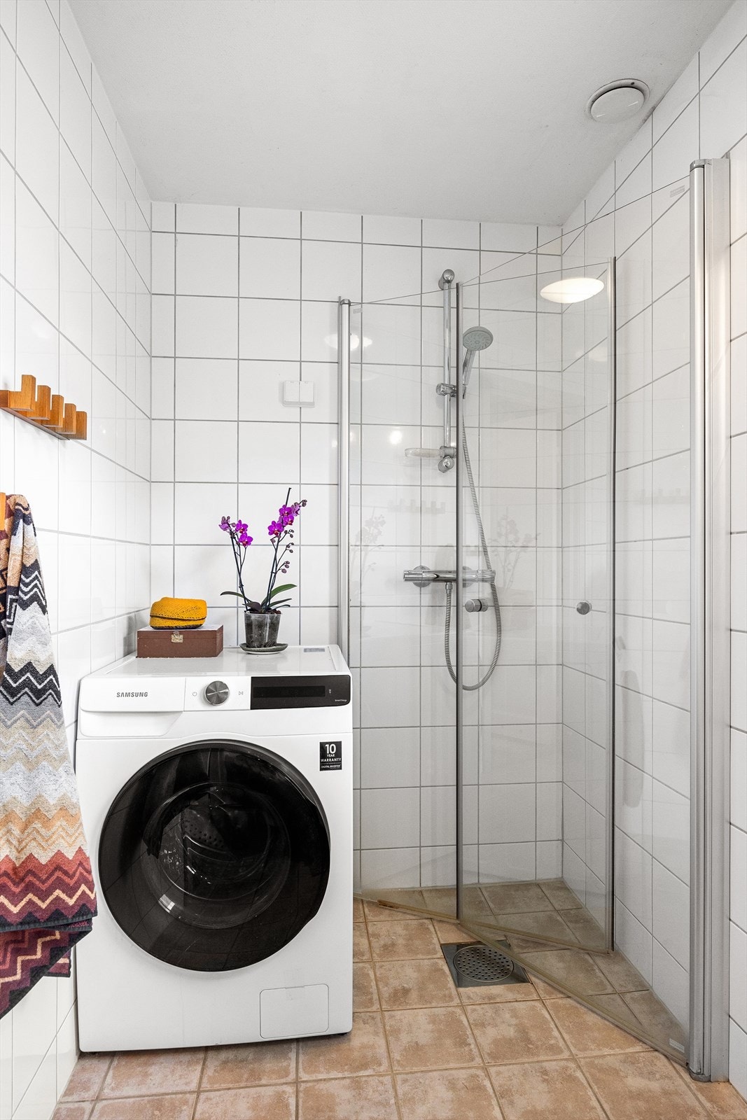 Baderomsinnredningen består av veggmontert toalett, dusjhjørne med vegg/dør i herdet glass, servant, skap, speil og belysning, samt opplegg for vaskemaskin. Ventilasjonen består av avtrekksventil i taket og luftespalter i døren for tilluft. Galleribilde