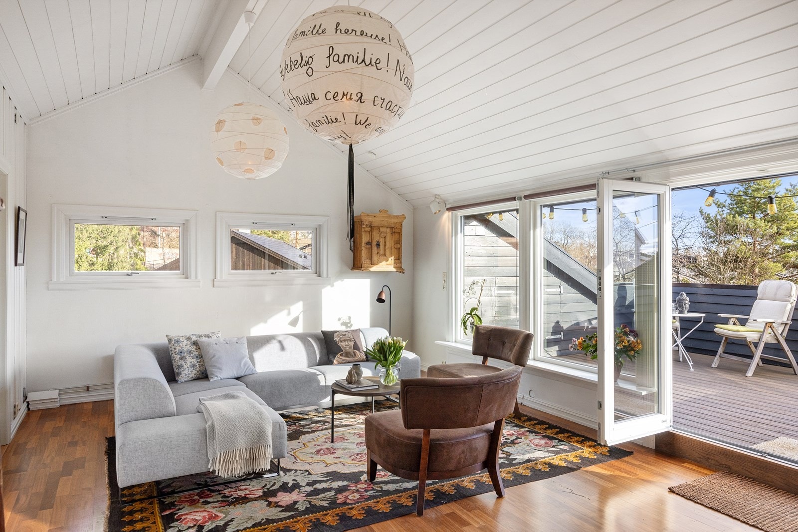 Store vinduer langs hele sørsiden av boligen fyller stue, spisestue og kjøkken med rikelig dagslys, mens mindre vinduer på endeveggene bidrar med ekstra lysinnslipp. Galleribilde