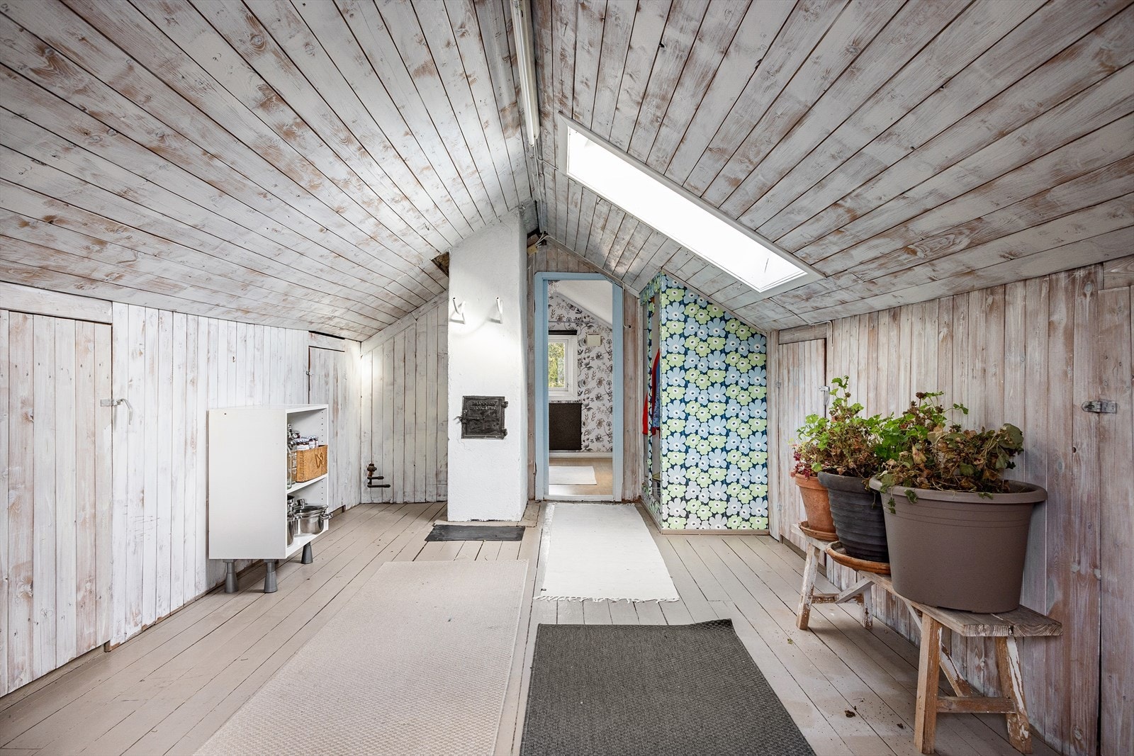 Loftsrommet har flere boder som gir boligen rikelig med oppbevaringsplass. Galleribilde